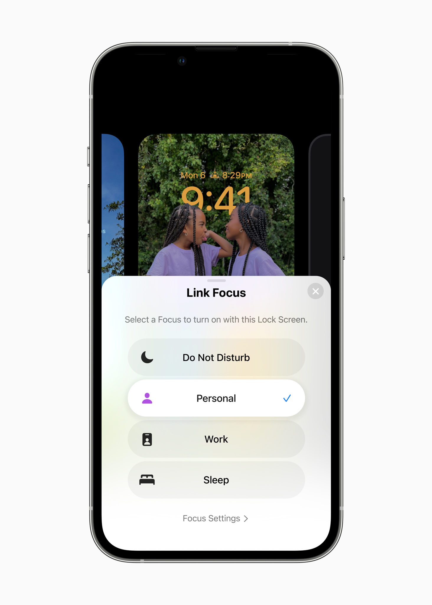 Tính năng tuỳ chỉnh iOS 16 từ WWDC 2022 đem đến nhiều tính năng mới và độc đáo, giúp người dùng tùy chỉnh và cá nhân hóa trải nghiệm của mình. Tính năng mới bao gồm các biểu tượng đa dạng, chế độ tối nâng cao và tính năng thêm các tùy chỉnh tiện ích mới trên màn hình khoá của điện thoại.