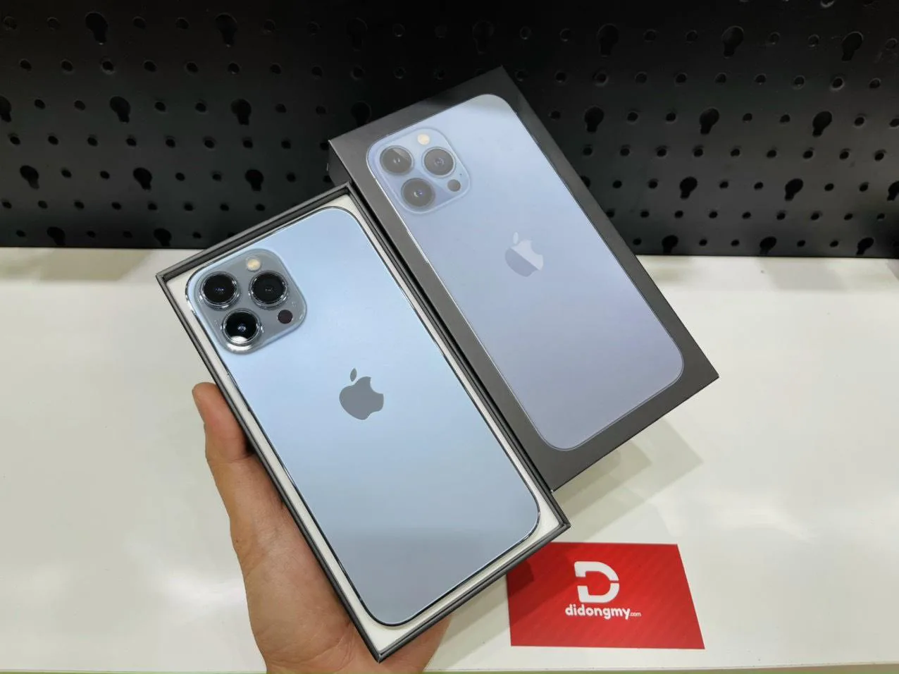 iPhone 13 theo sát Galaxy S22 Ultra, tiếp tục trở thành điện thoại phổ biến nhất