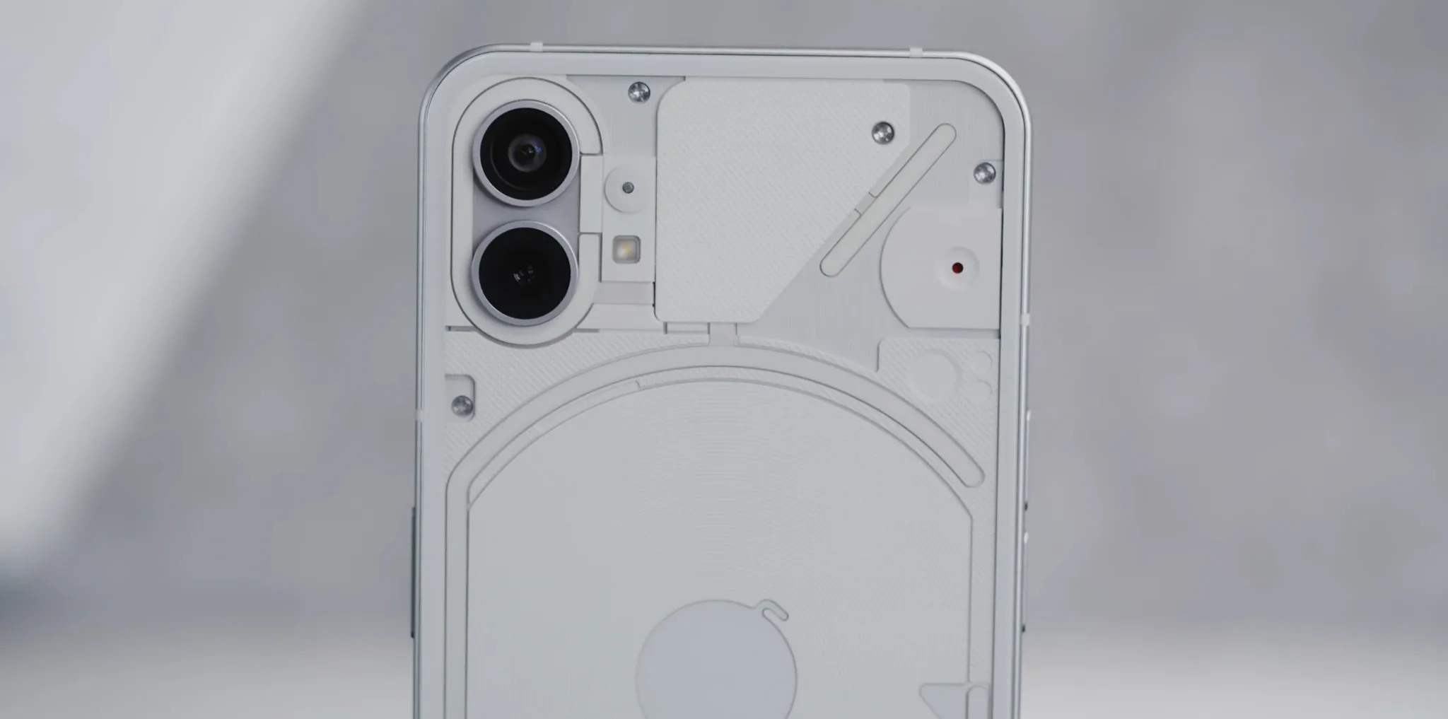 MKBHD trên tay Nothing Phone, chiếc điện thoại "chẳng có gì" nhưng lại rất độc đáo và ấn tượng