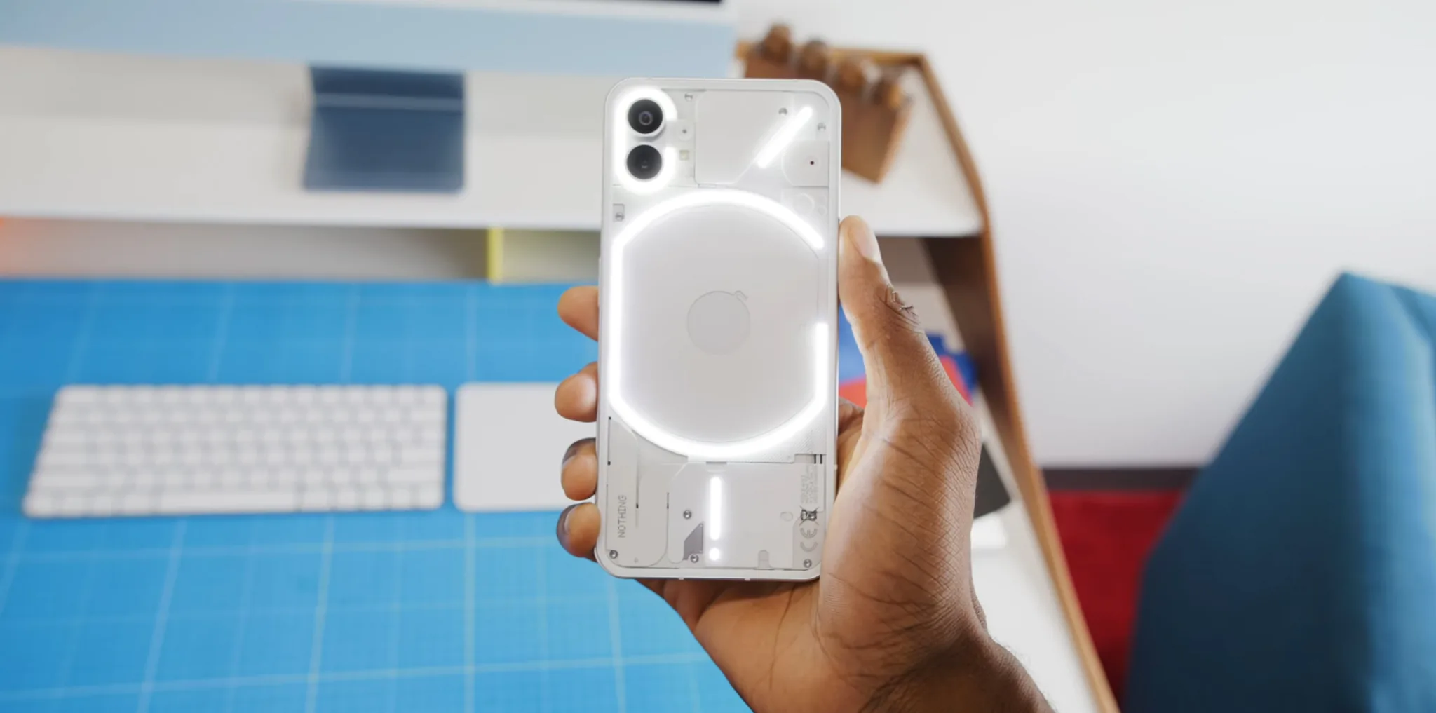 MKBHD trên tay Nothing Phone, chiếc điện thoại "chẳng có gì" nhưng lại rất độc đáo và ấn tượng