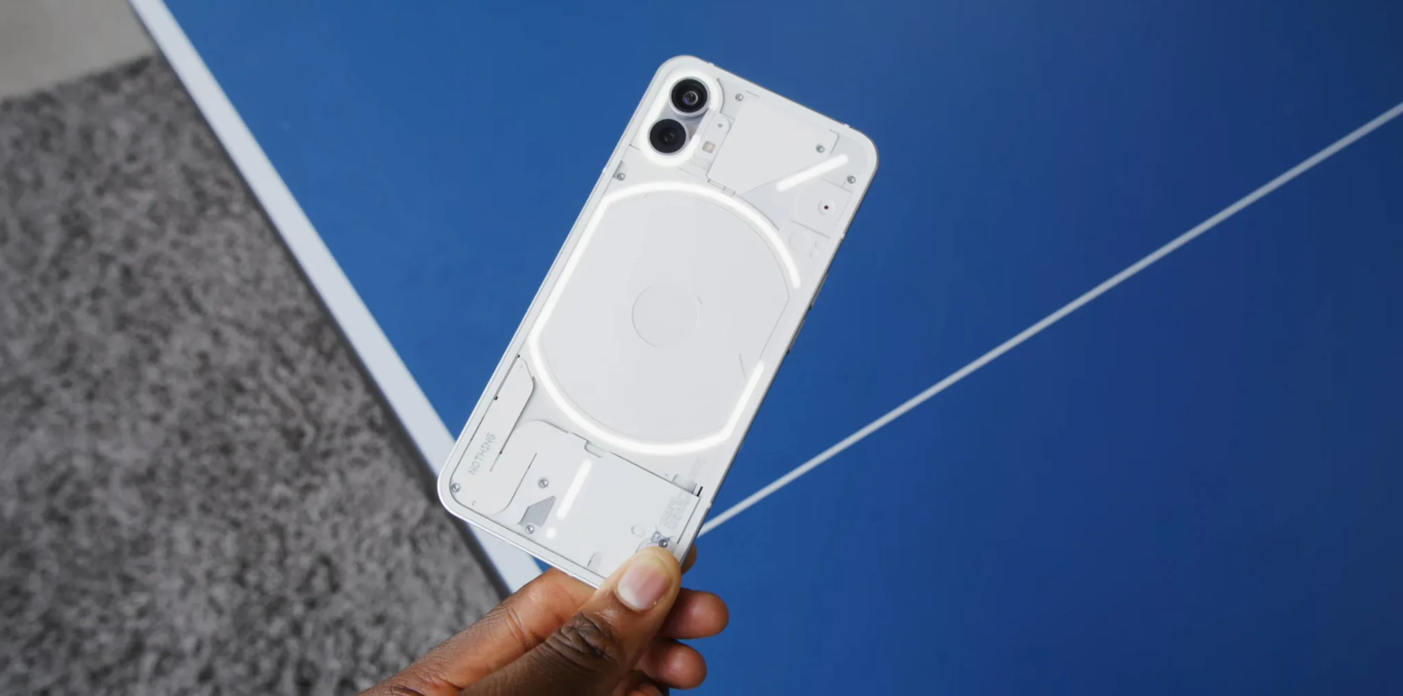 MKBHD trên tay Nothing Phone, chiếc điện thoại "chẳng có gì" nhưng lại rất độc đáo và ấn tượng