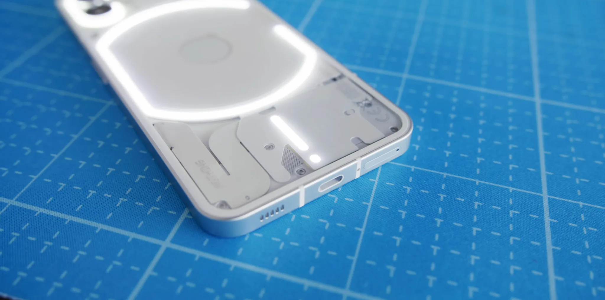 MKBHD trên tay Nothing Phone, chiếc điện thoại "chẳng có gì" nhưng lại rất độc đáo và ấn tượng