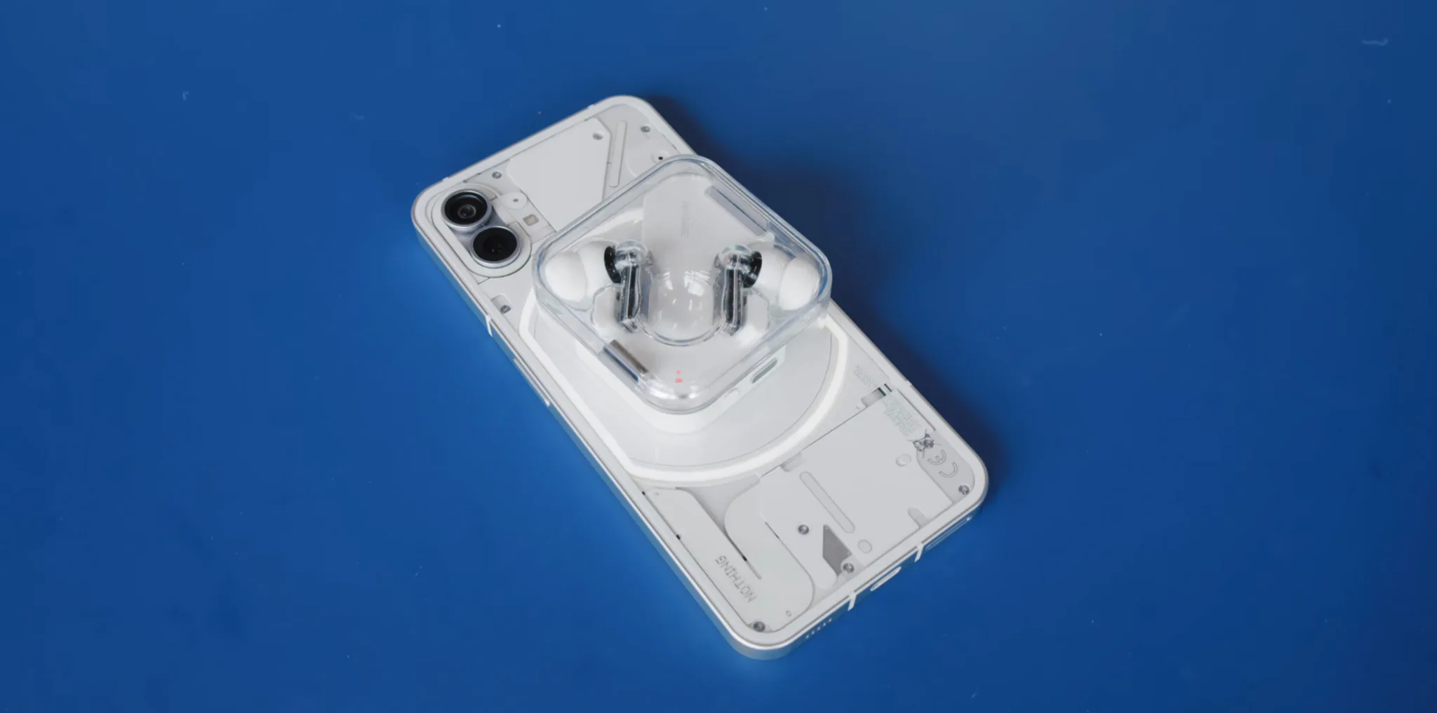MKBHD trên tay Nothing Phone, chiếc điện thoại "chẳng có gì" nhưng lại rất độc đáo và ấn tượng