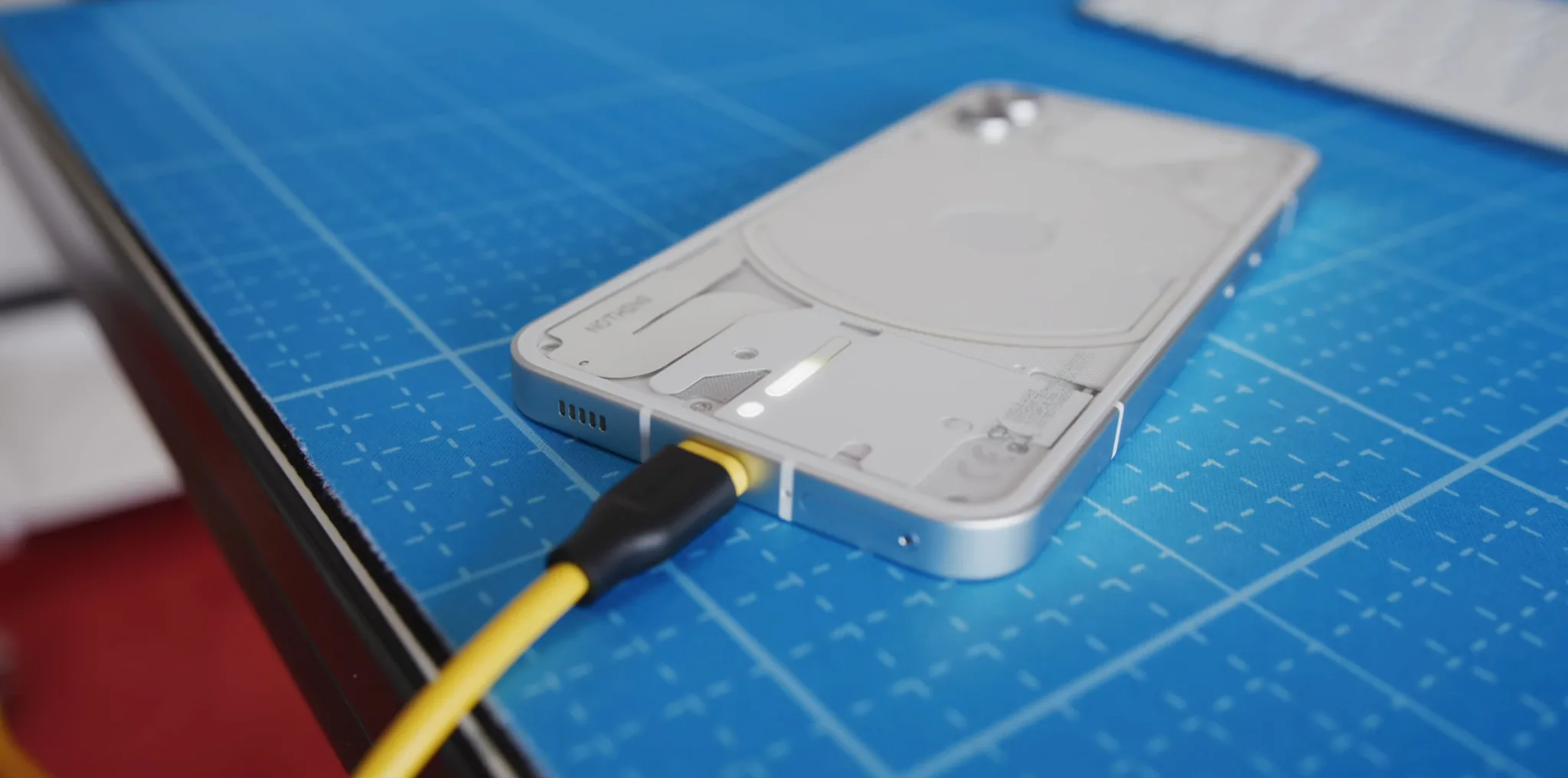 MKBHD trên tay Nothing Phone, chiếc điện thoại "chẳng có gì" nhưng lại rất độc đáo và ấn tượng