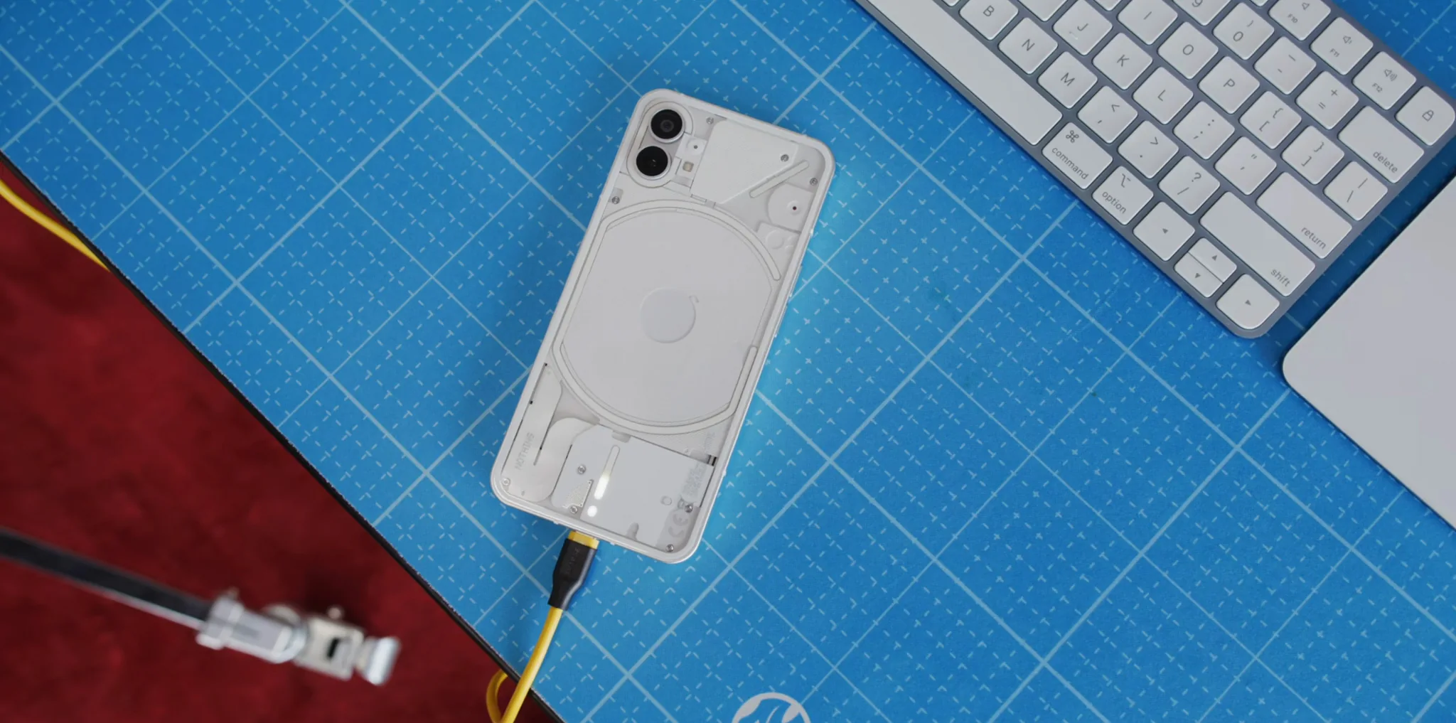 MKBHD trên tay Nothing Phone, chiếc điện thoại "chẳng có gì" nhưng lại rất độc đáo và ấn tượng