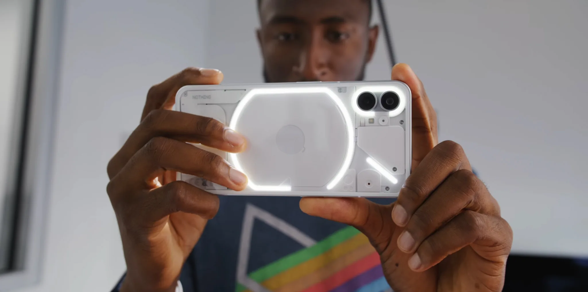MKBHD trên tay Nothing Phone, chiếc điện thoại "chẳng có gì" nhưng lại rất độc đáo và ấn tượng
