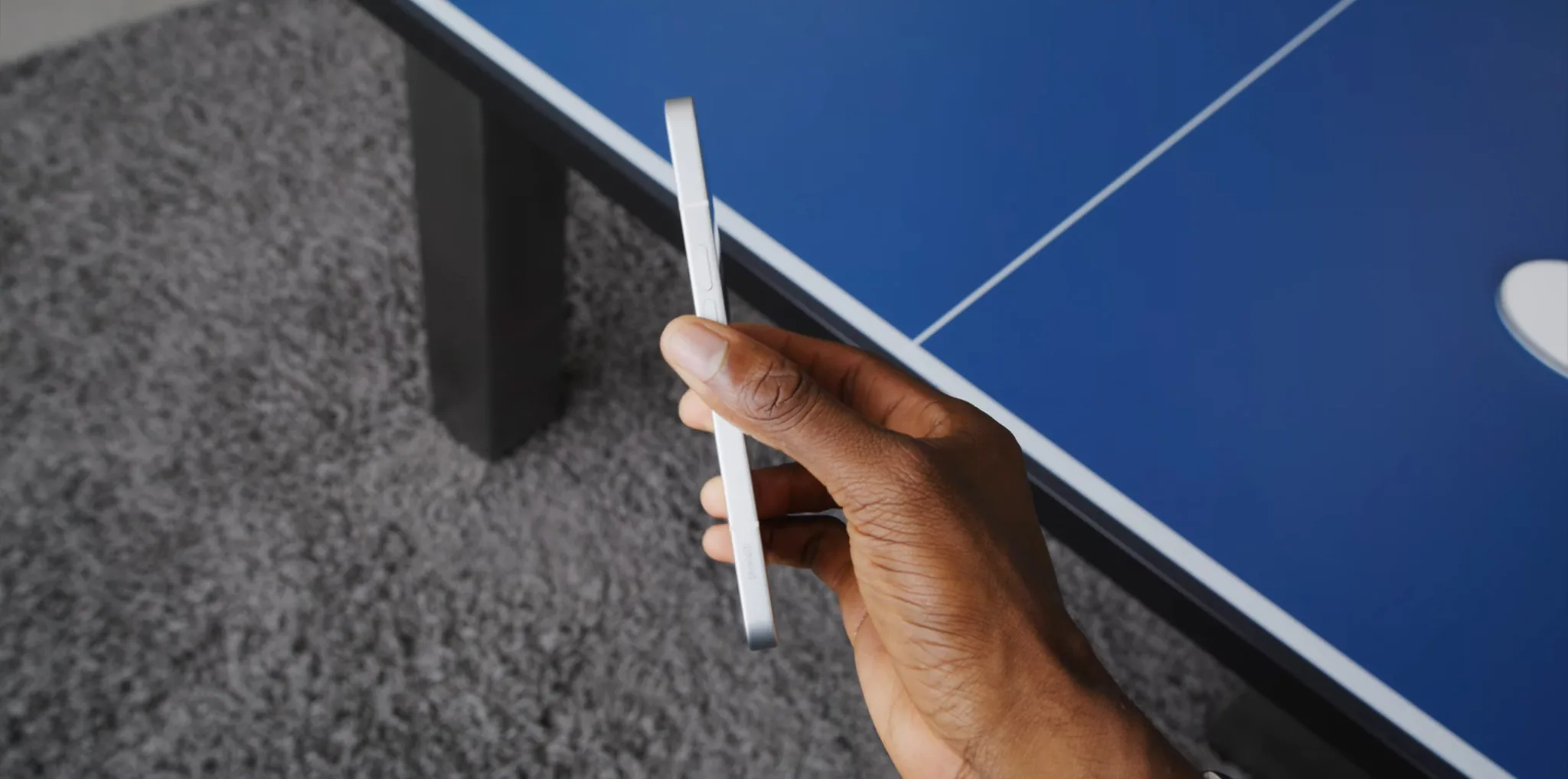 MKBHD trên tay Nothing Phone, chiếc điện thoại "chẳng có gì" nhưng lại rất độc đáo và ấn tượng