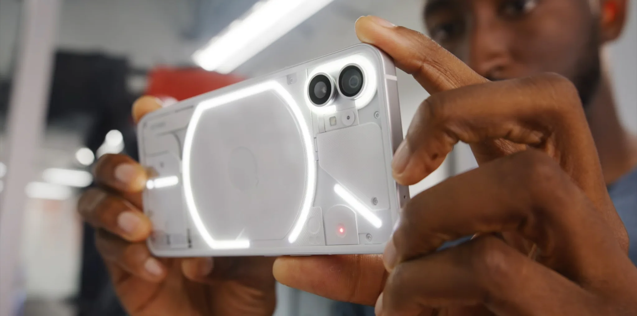 MKBHD trên tay Nothing Phone, chiếc điện thoại "chẳng có gì" nhưng lại rất độc đáo và ấn tượng