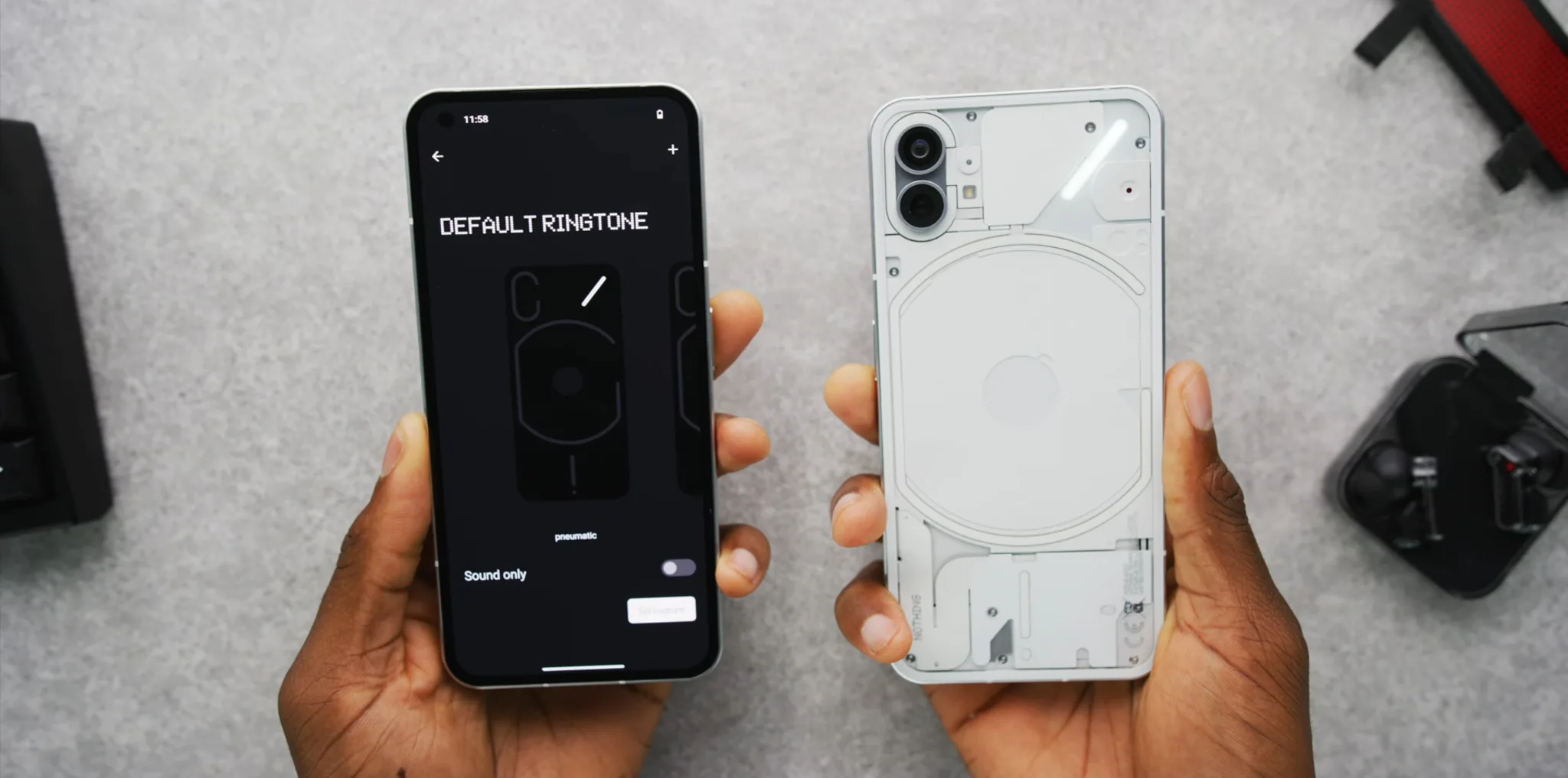 MKBHD trên tay Nothing Phone, chiếc điện thoại "chẳng có gì" nhưng lại rất độc đáo và ấn tượng
