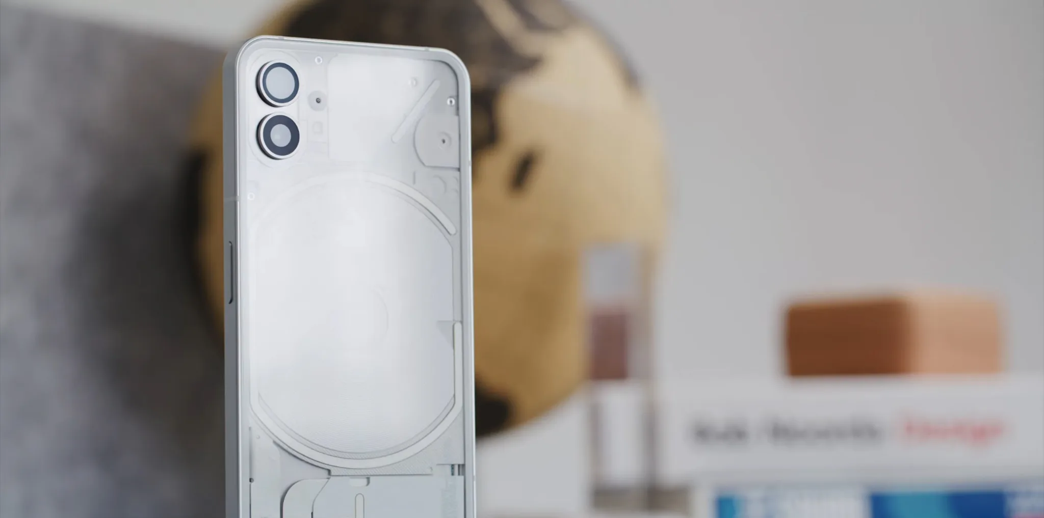 MKBHD trên tay Nothing Phone, chiếc điện thoại "chẳng có gì" nhưng lại rất độc đáo và ấn tượng