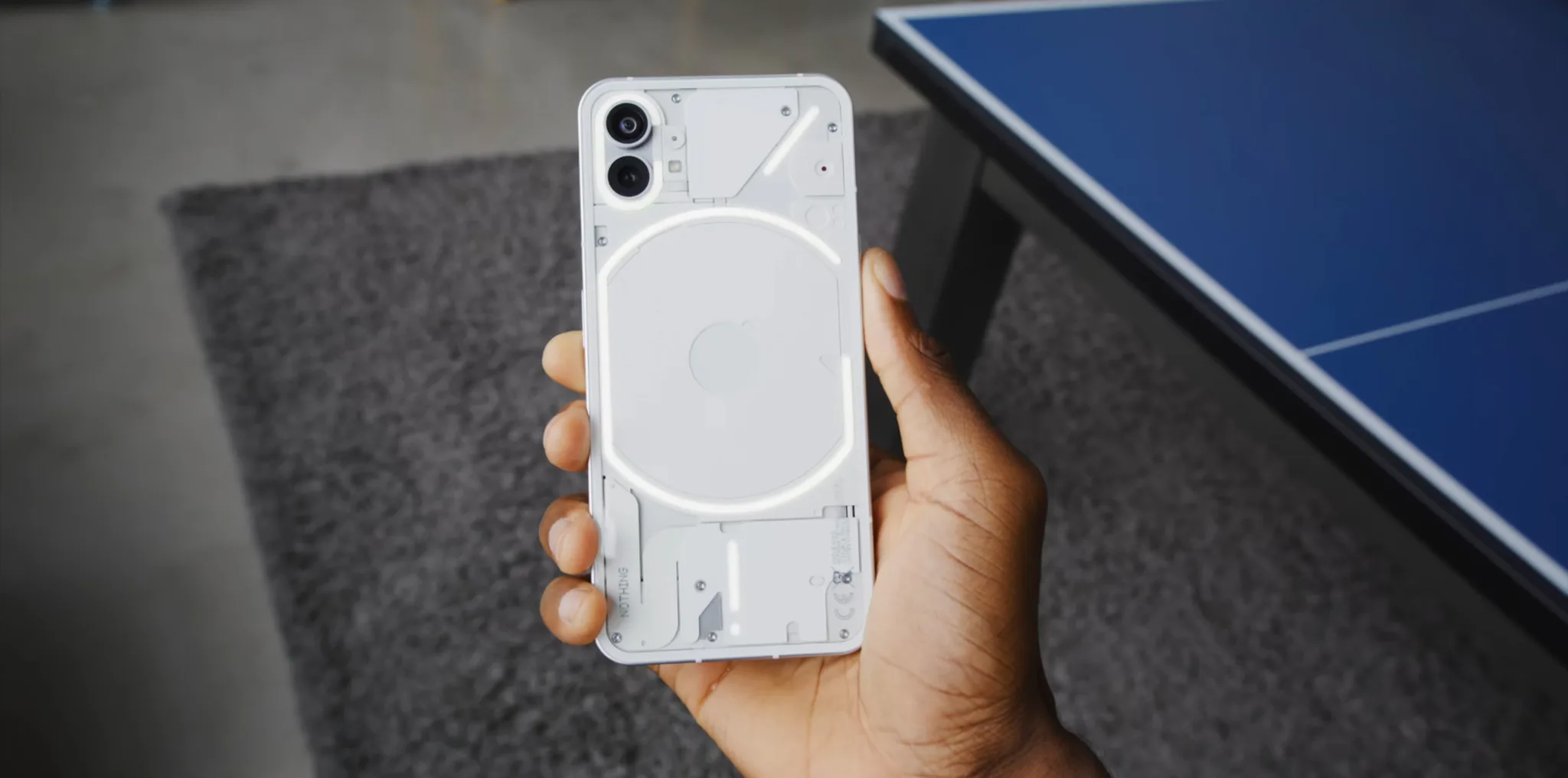 MKBHD trên tay Nothing Phone, chiếc điện thoại "chẳng có gì" nhưng lại rất độc đáo và ấn tượng