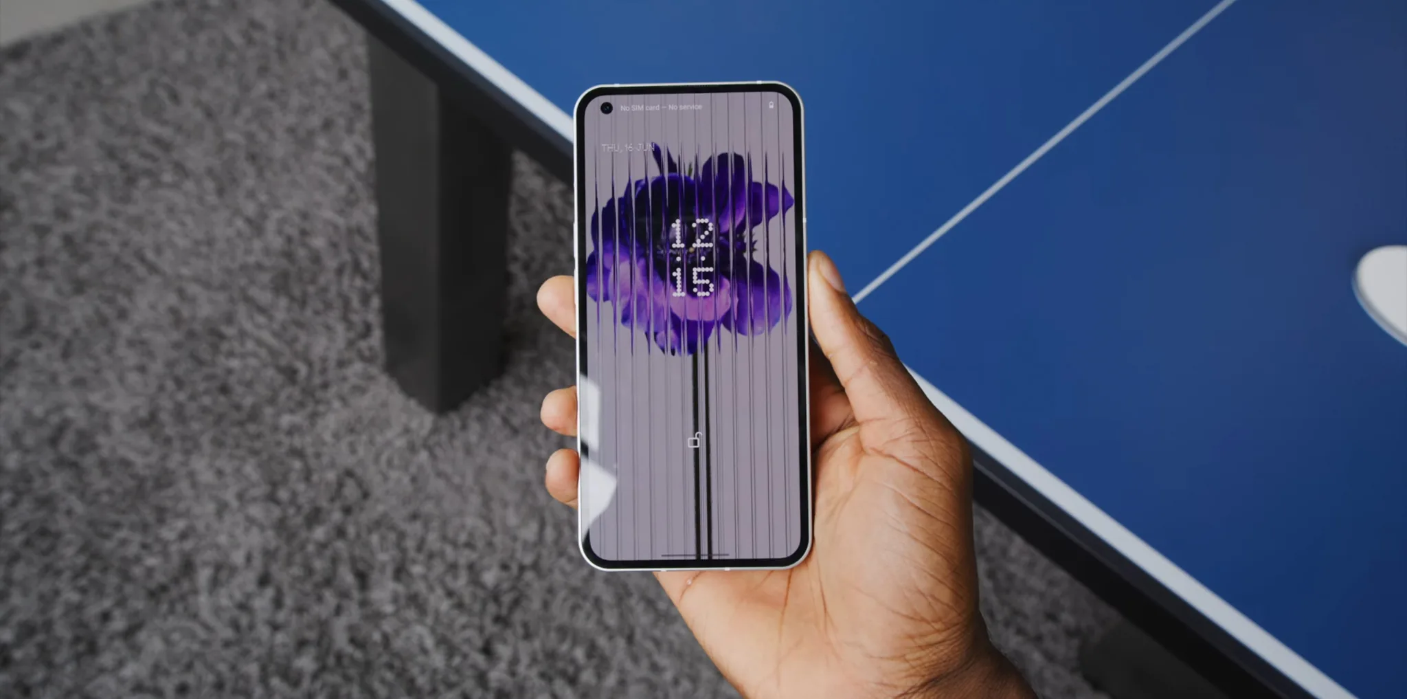 MKBHD trên tay Nothing Phone, chiếc điện thoại "chẳng có gì" nhưng lại rất độc đáo và ấn tượng