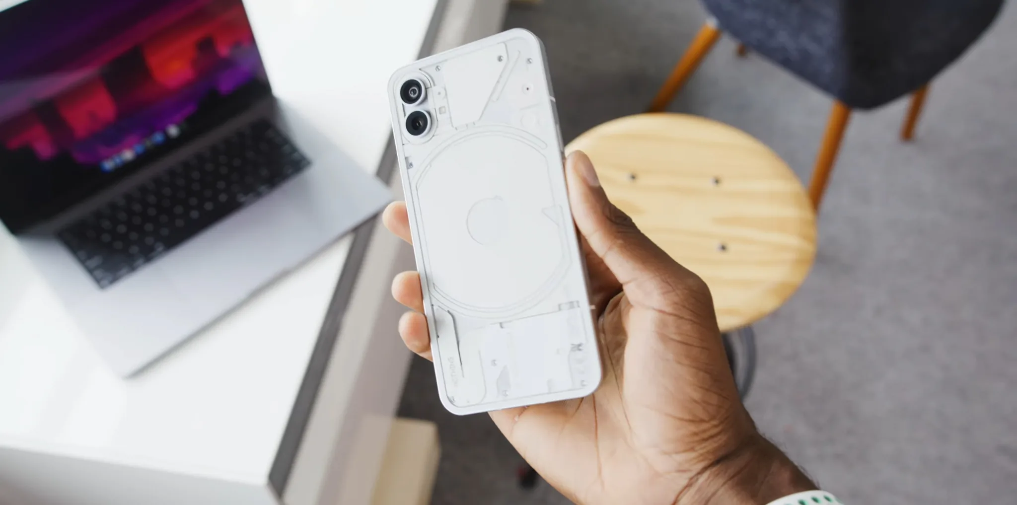 MKBHD trên tay Nothing Phone, chiếc điện thoại "chẳng có gì" nhưng lại rất độc đáo và ấn tượng
