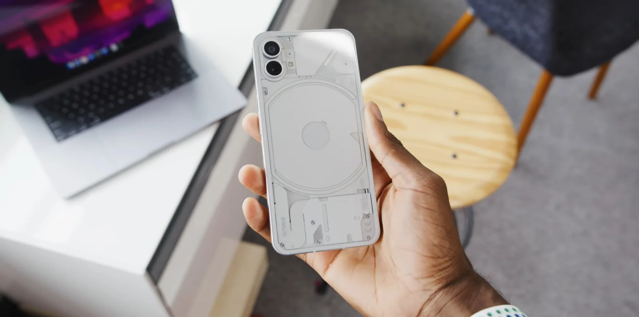 MKBHD trên tay Nothing Phone, chiếc điện thoại "chẳng có gì" nhưng lại rất độc đáo và ấn tượng