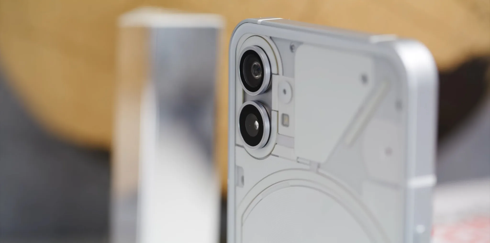 MKBHD trên tay Nothing Phone, chiếc điện thoại "chẳng có gì" nhưng lại rất độc đáo và ấn tượng