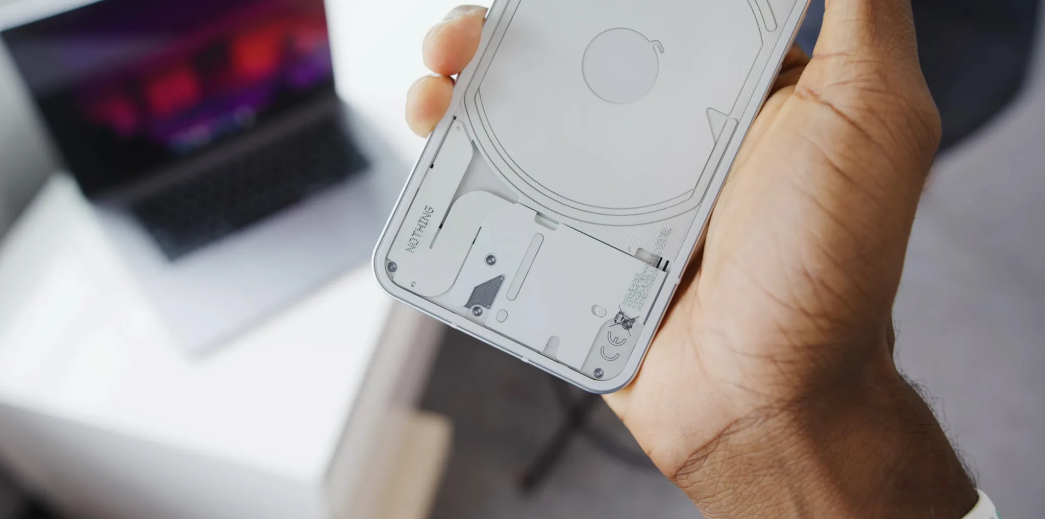 MKBHD trên tay Nothing Phone, chiếc điện thoại "chẳng có gì" nhưng lại rất độc đáo và ấn tượng