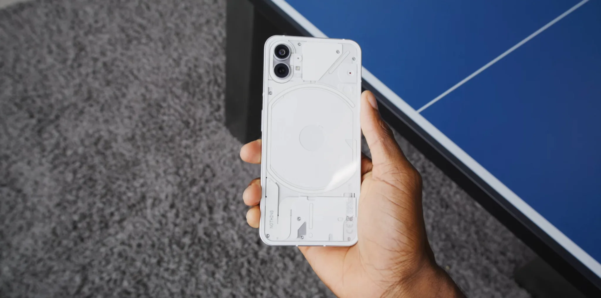 MKBHD trên tay Nothing Phone, chiếc điện thoại "chẳng có gì" nhưng lại rất độc đáo và ấn tượng