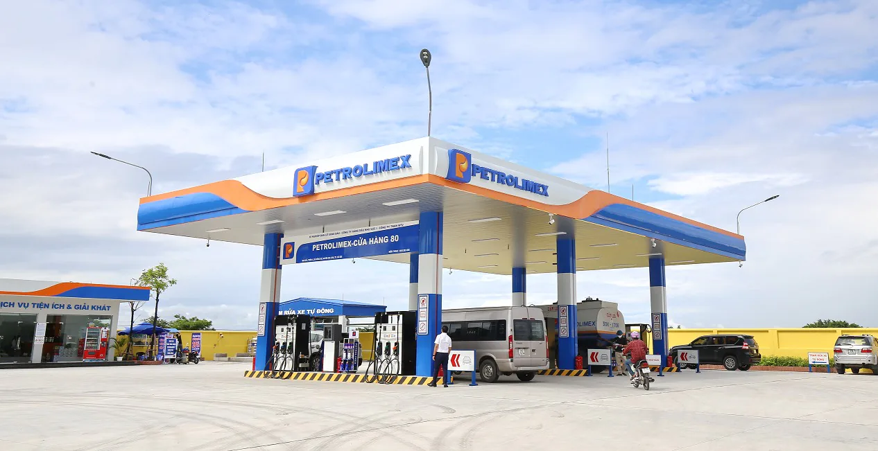 VinFast hợp tác với Petrolimex lắp đặt các trạm sạc xe điện tại những cây xăng