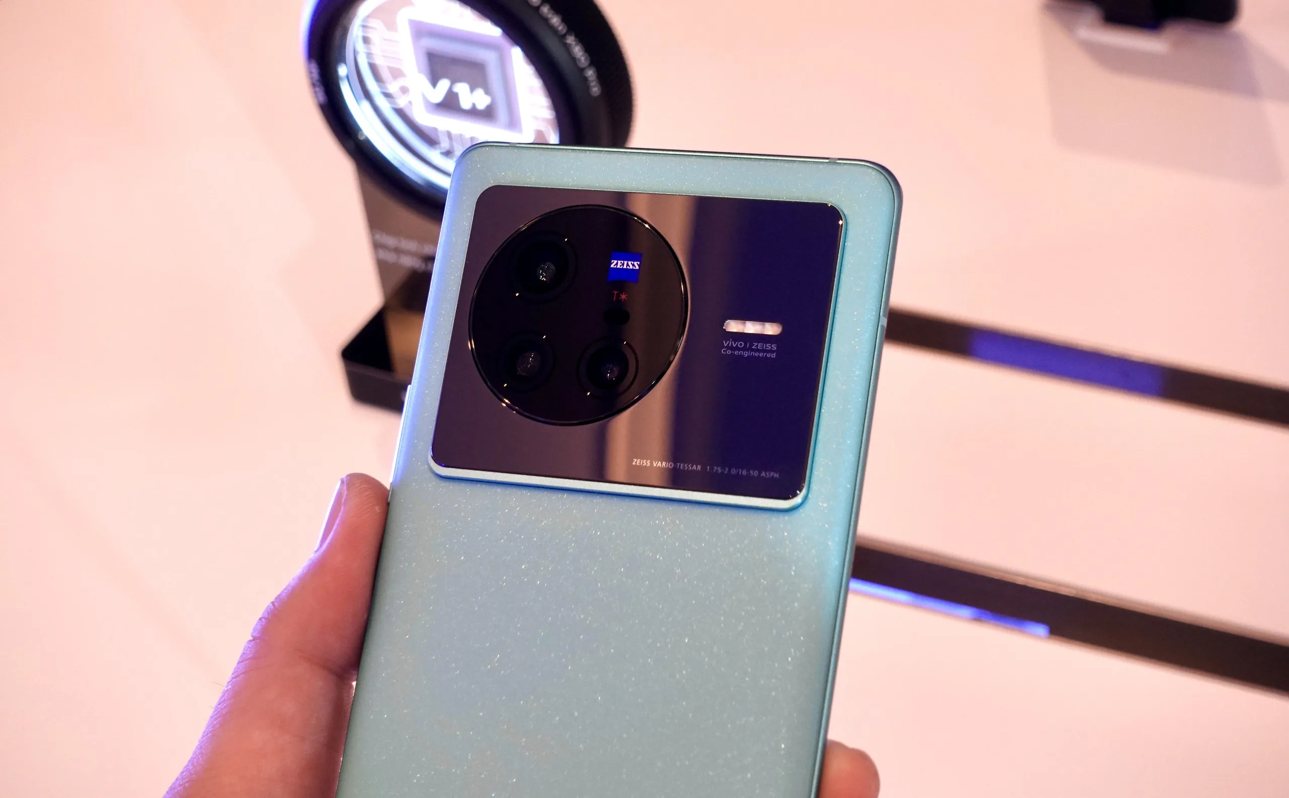 vivo Việt Nam ra mắt dòng flagship X80 series hợp tác chiến lược với ZEISS định nghĩa lại trải nghiệm chuẩn điện ảnh
