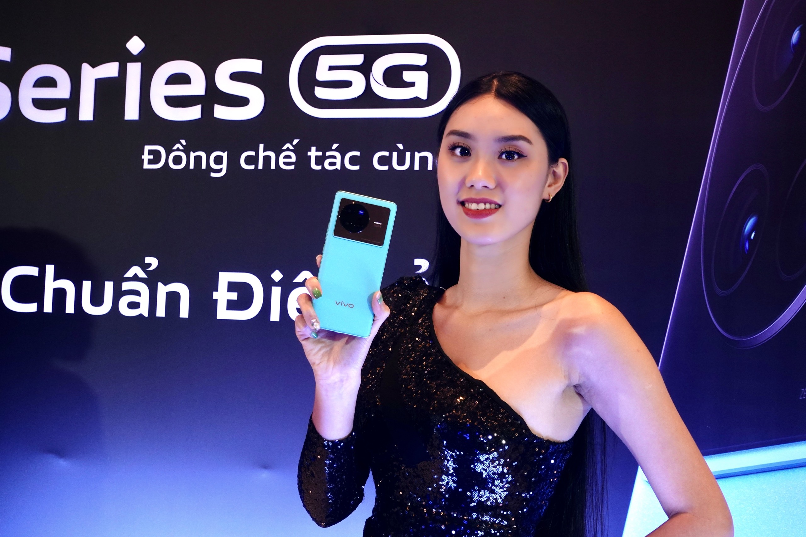 vivo Việt Nam ra mắt dòng flagship X80 series hợp tác chiến lược với ZEISS định nghĩa lại trải nghiệm chuẩn điện ảnh