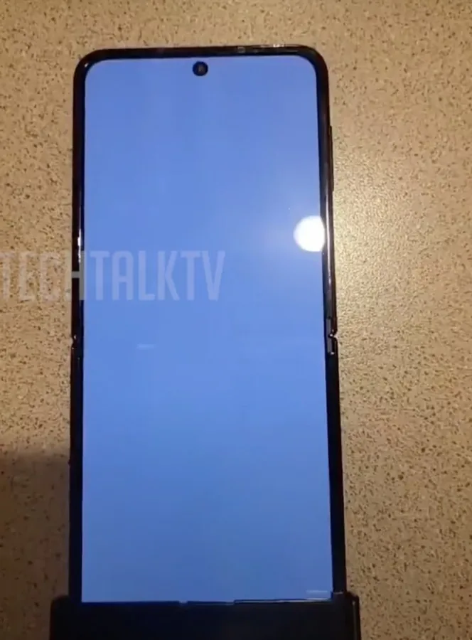Xuất hiện ảnh trên tay thực tế Galaxy Z Flip4