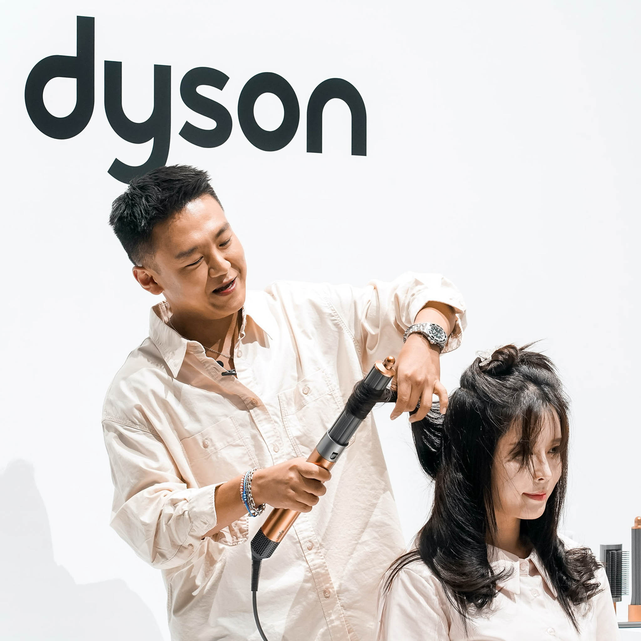 Dễ dàng tạo kiểu tóc “mái bay” theo phong cách Hàn Quốc ngay tại nhà cùng Dyson Airwrap multi-styler thế hệ mới