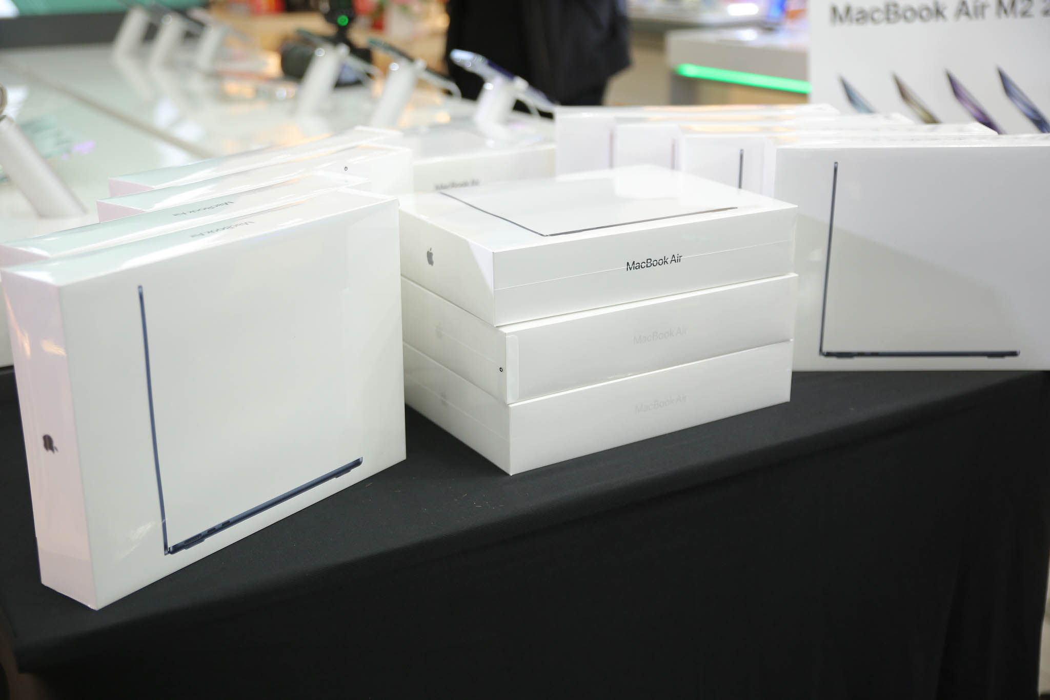 FPT Shop mở bán sớm MacBook Air M2 với nhiều quà tặng giá trị