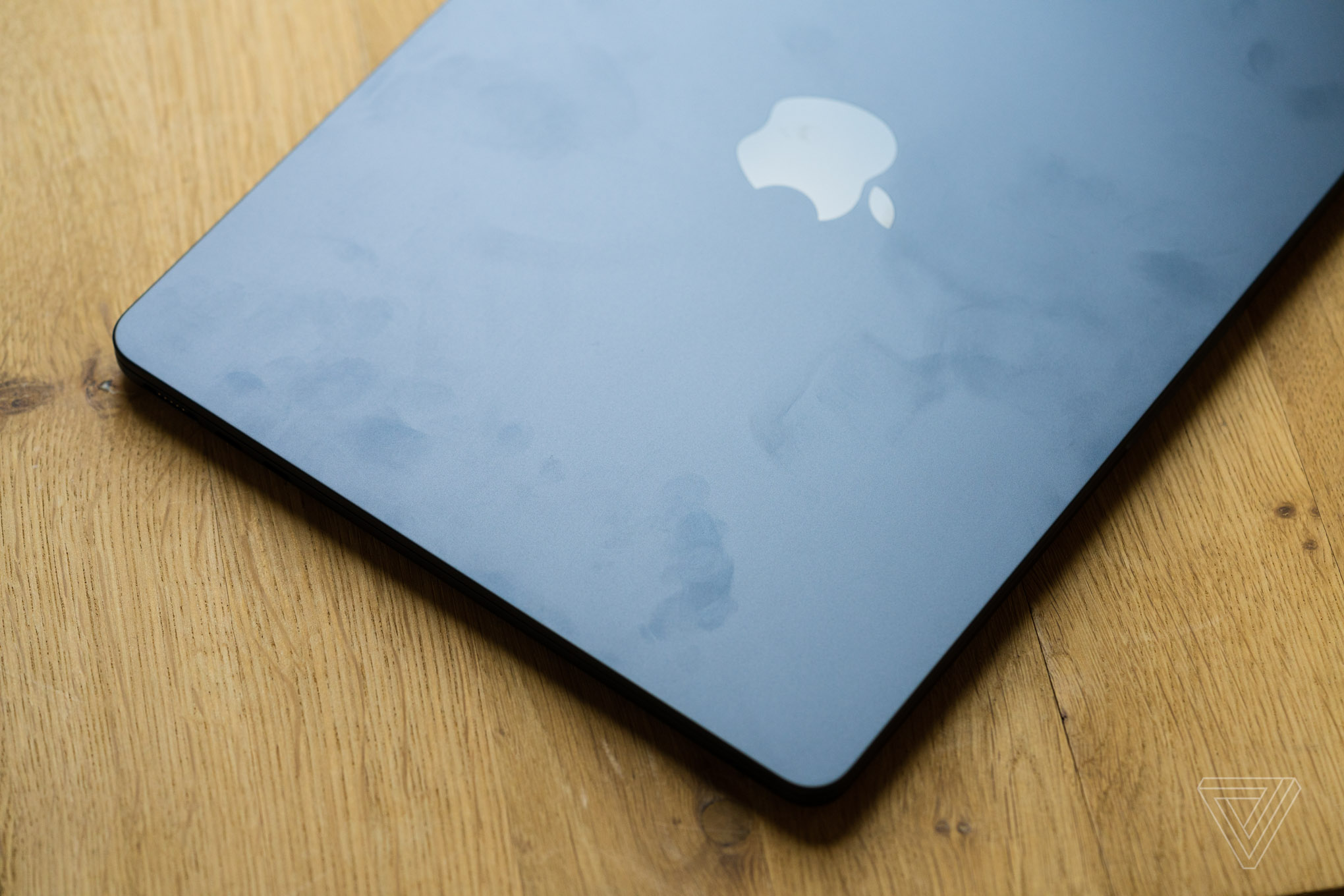 Nhiều người dùng than phiền MacBook Air M2 tùy chọn màu Midnight rất dễ xước
