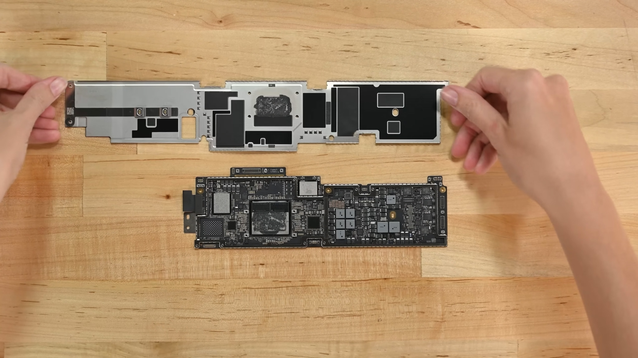 iFixit tháo tung MacBook Air M2 và chẳng có khác biệt nhiều bên trong