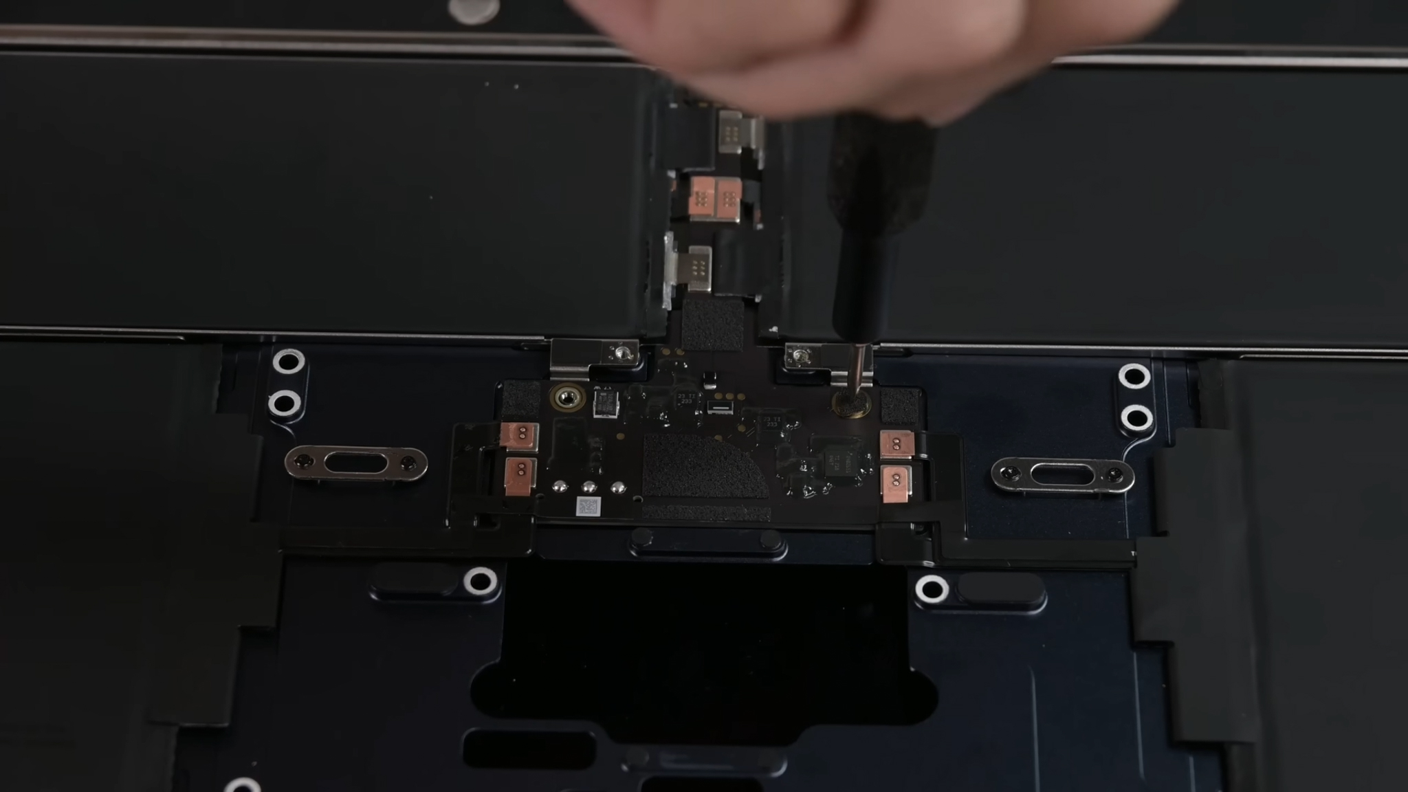 iFixit tháo tung MacBook Air M2 và chẳng có khác biệt nhiều bên trong