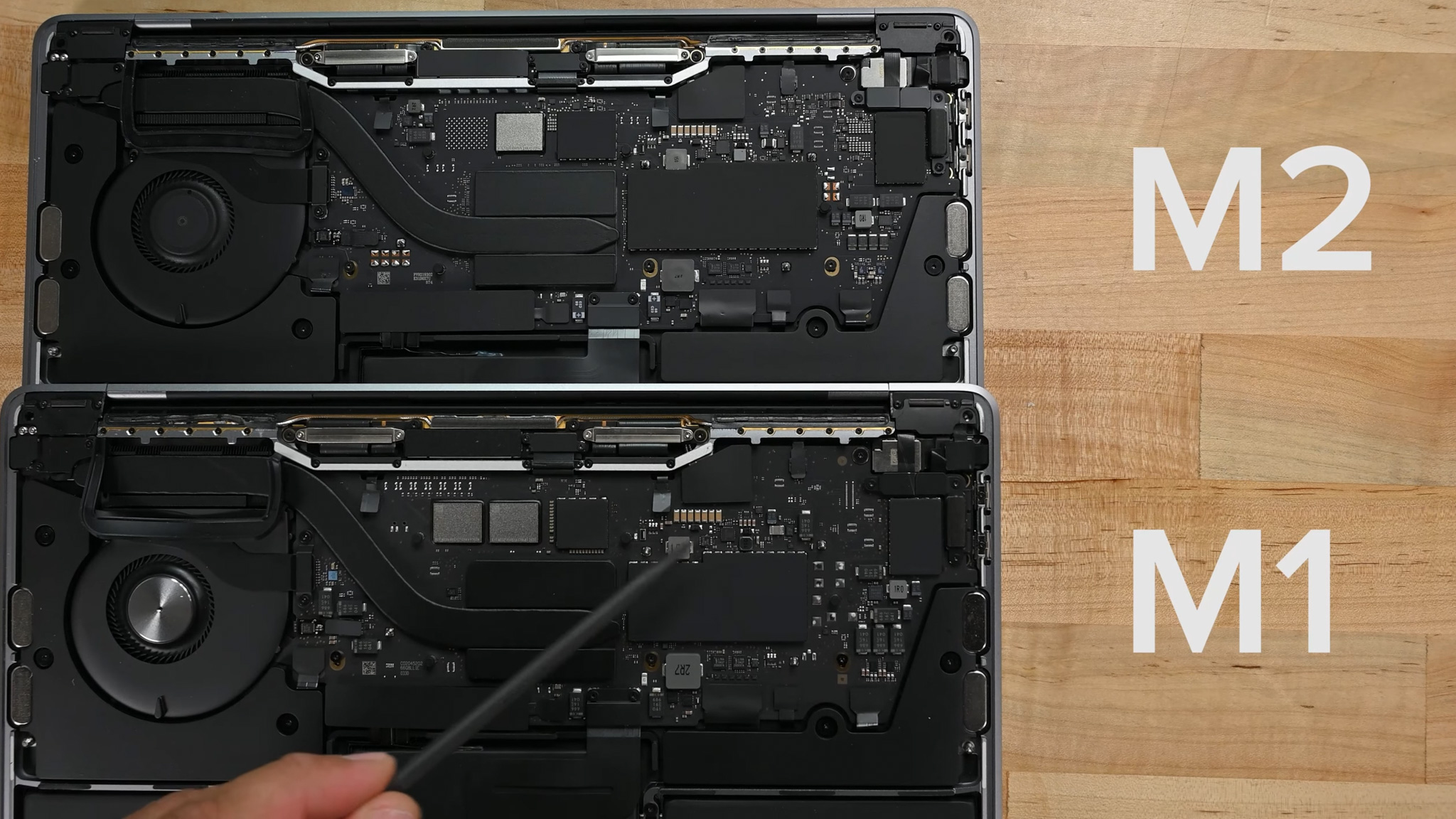 iFixit tháo tung MacBook Pro 13-inch M2 mới với một chút thay đổi bên trong