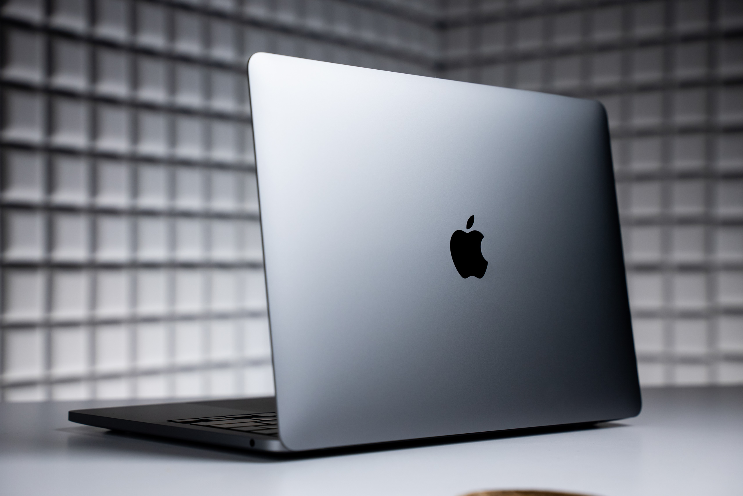 Đại lý bán lẻ bắt đầu trả hàng MacBook Pro M2