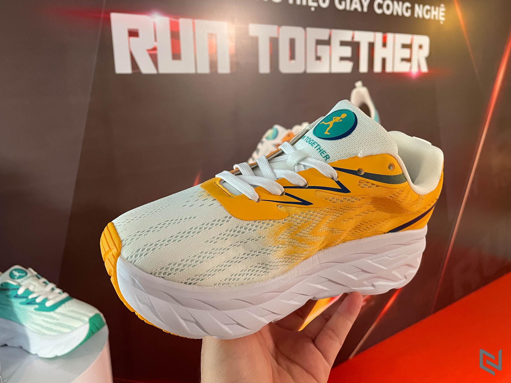 Ra mắt Giày công nghệ gắn chip NFC thương hiệu RUN Together cho người yêu chạy bộ