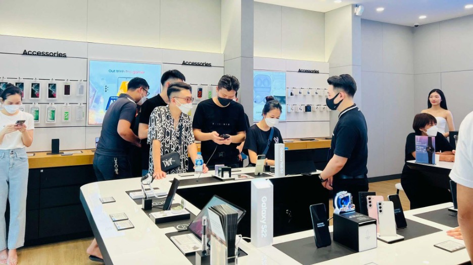Người dùng yêu thích sản phẩm Samsung hào hứng với không gian công nghệ ‘chuẩn xịn’ của “Cửa hàng trải nghiệm Samsung” đầu tiên tại Minh Khai (Hà Nội)