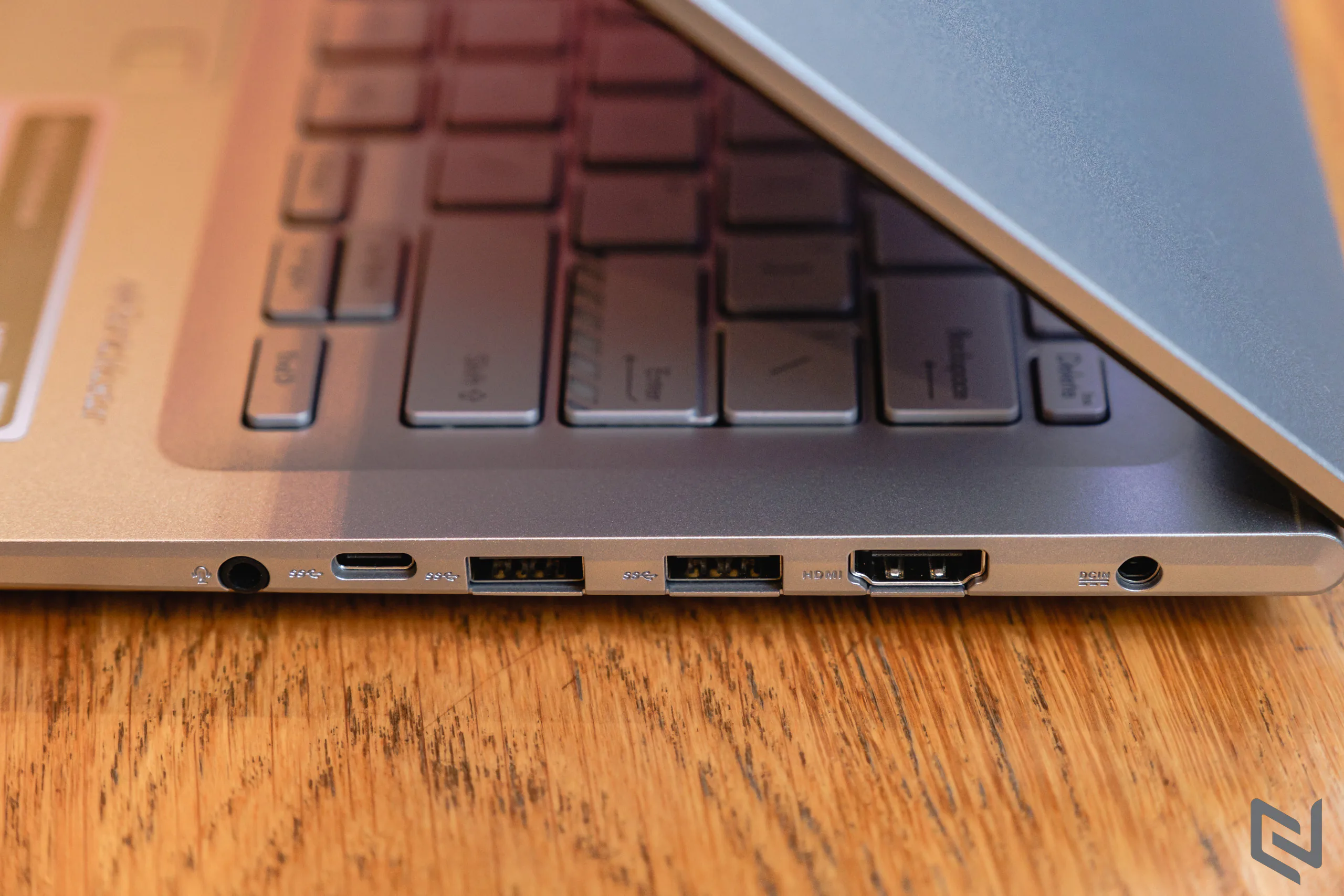 Trên tay ASUS Vivobook 14X OLED - Laptop làm việc mỏng nhẹ và mạnh mẽ nhất phân khúc
