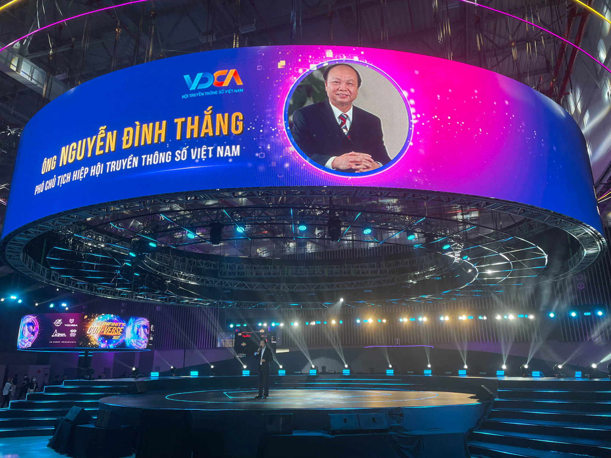 Triển lãm chủ đề Blockchain đầu tiên tại Việt Nam BLOCKCHAIN GLOBAL DAY 2022: INTO THE INFINITY CON-VERSE