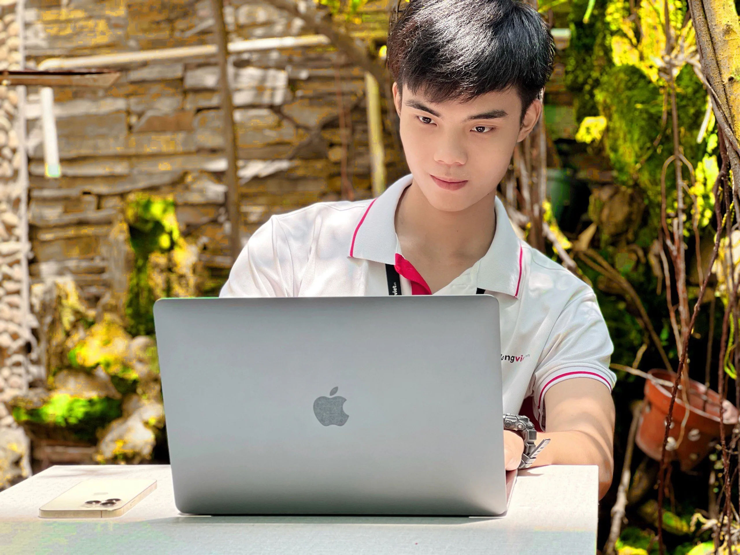 Smartphone giảm sâu hơn 8 triệu, phụ kiện giảm đến 65% dịp cuối tuần