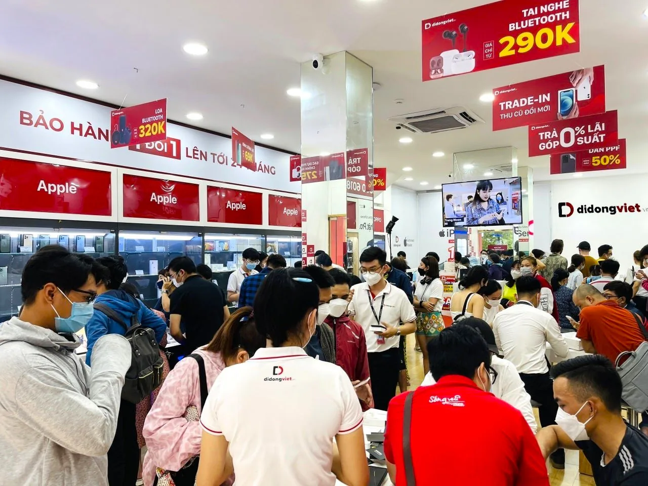 Smartphone giảm sâu hơn 8 triệu, phụ kiện giảm đến 65% dịp cuối tuần