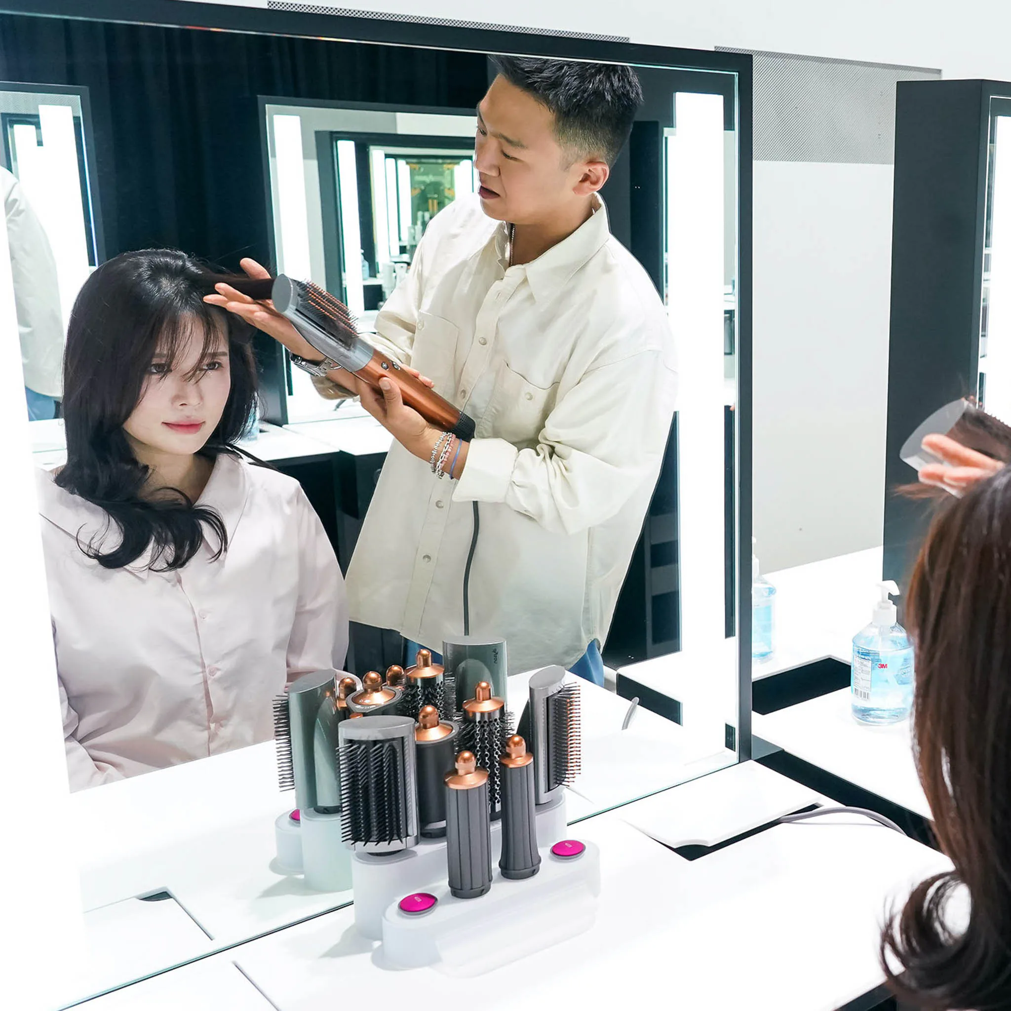 Dễ dàng tạo kiểu tóc “mái bay” theo phong cách Hàn Quốc ngay tại nhà cùng Dyson Airwrap multi-styler thế hệ mới