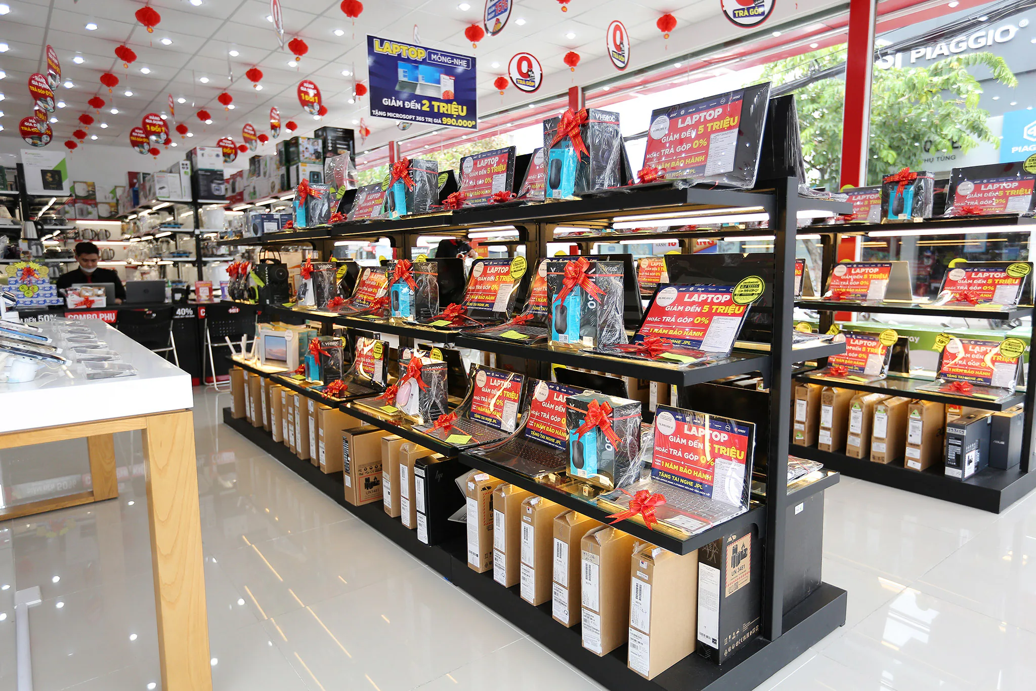 Tân sinh viên nhận ưu đãi đến 30% và bảo hành đến 3 năm khi mua laptop, máy tính bảng tại FPT Shop