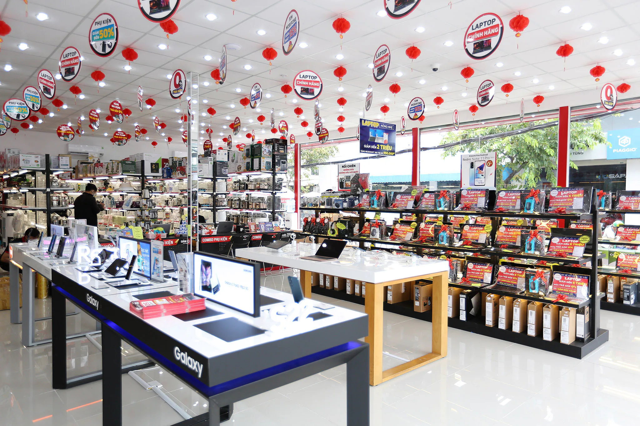 Tân sinh viên nhận ưu đãi đến 30% và bảo hành đến 3 năm khi mua laptop, máy tính bảng tại FPT Shop