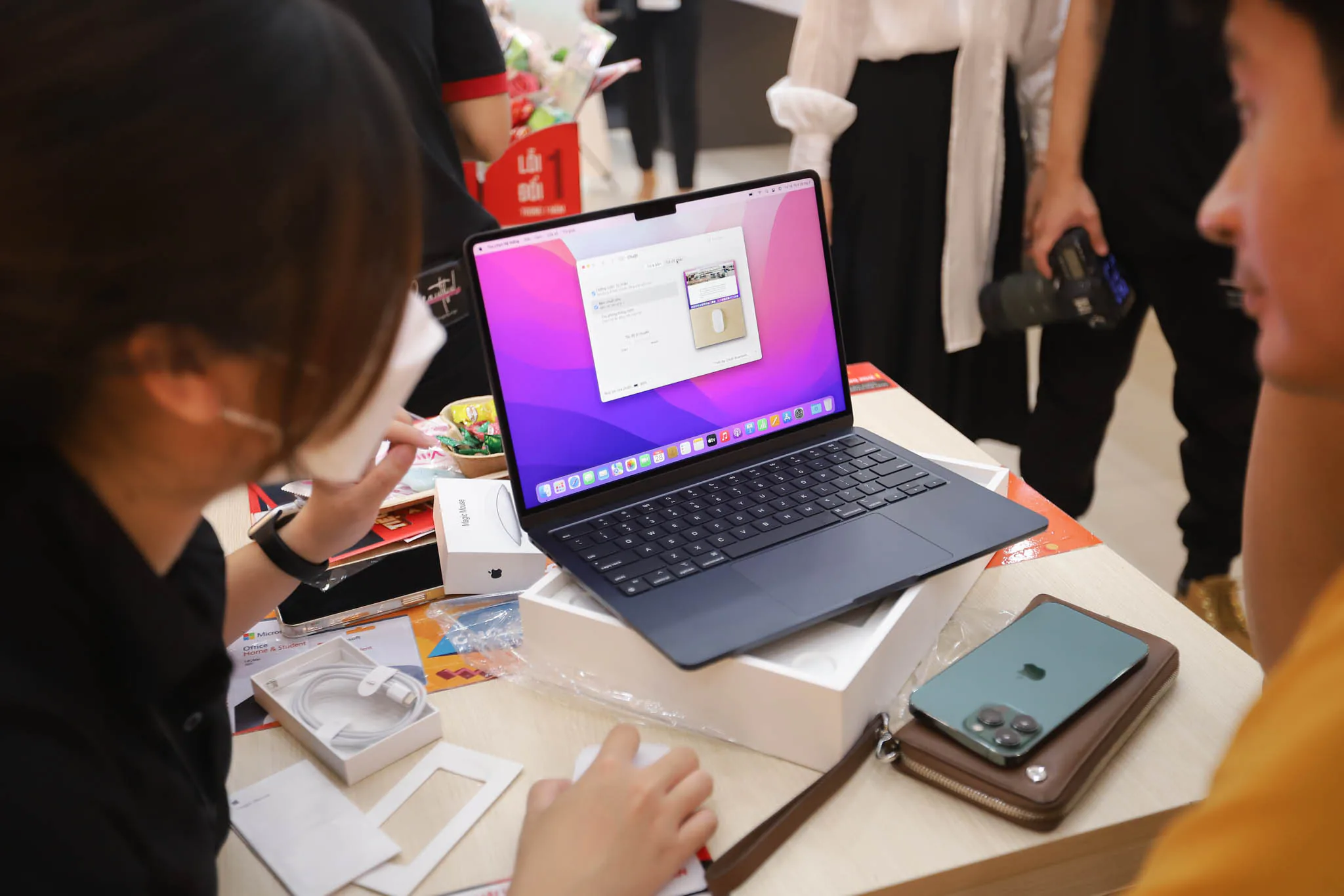 FPT Shop mở bán sớm MacBook Air M2 với nhiều quà tặng giá trị