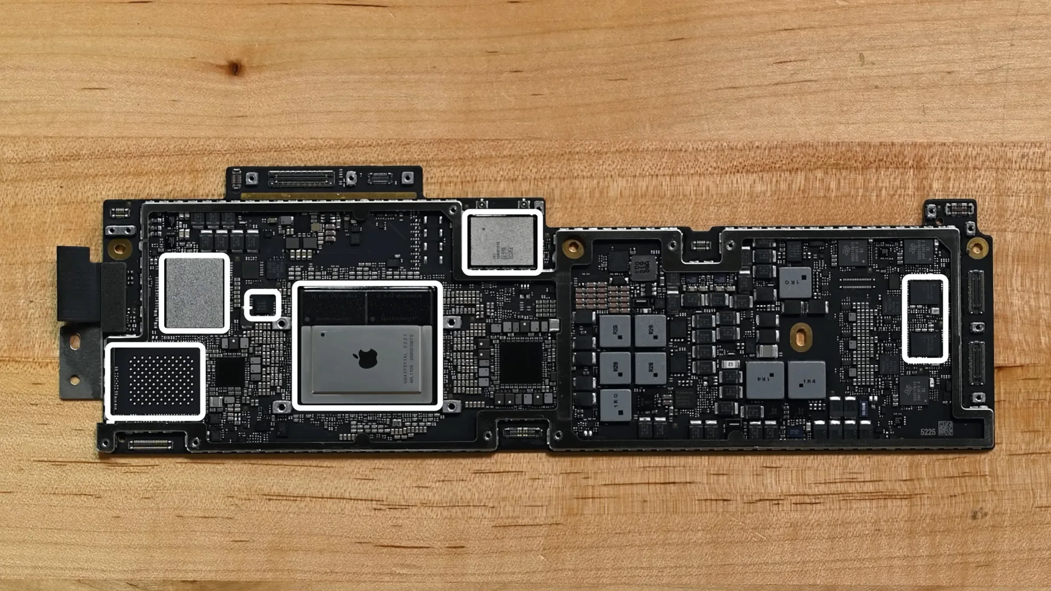 iFixit tháo tung MacBook Air M2 và chẳng có khác biệt nhiều bên trong