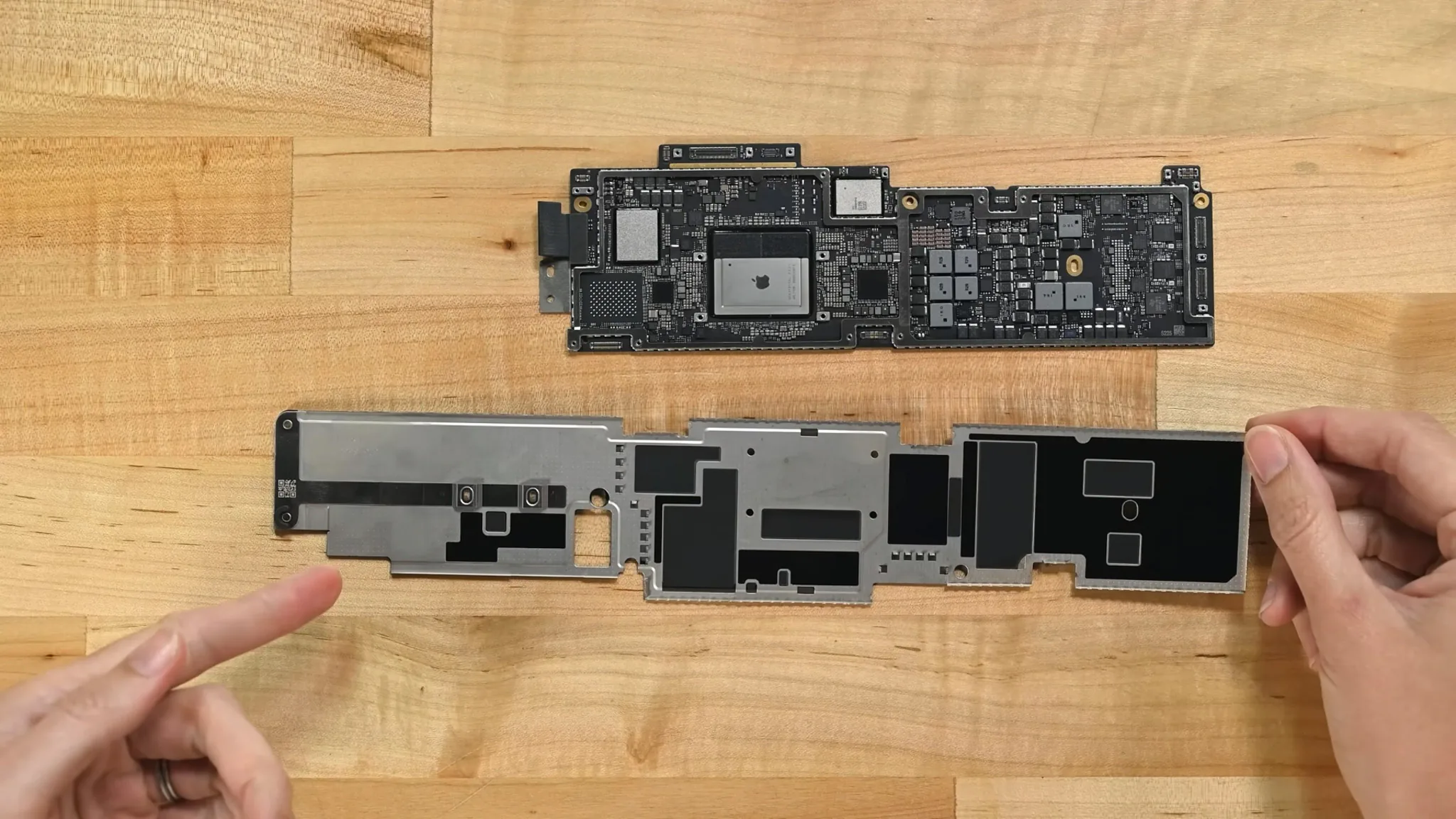 iFixit tháo tung MacBook Air M2 và chẳng có khác biệt nhiều bên trong