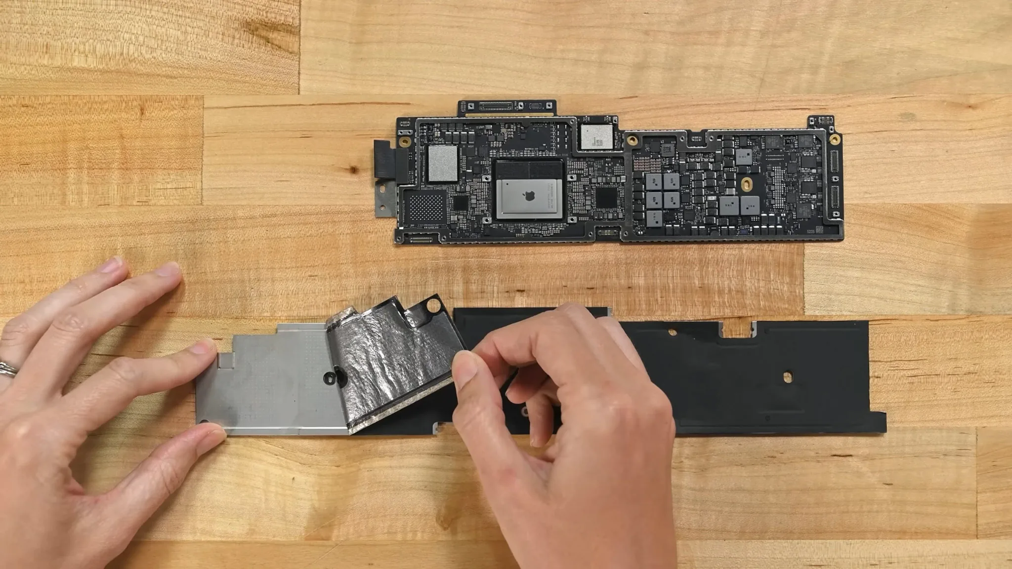 iFixit tháo tung MacBook Air M2 và chẳng có khác biệt nhiều bên trong