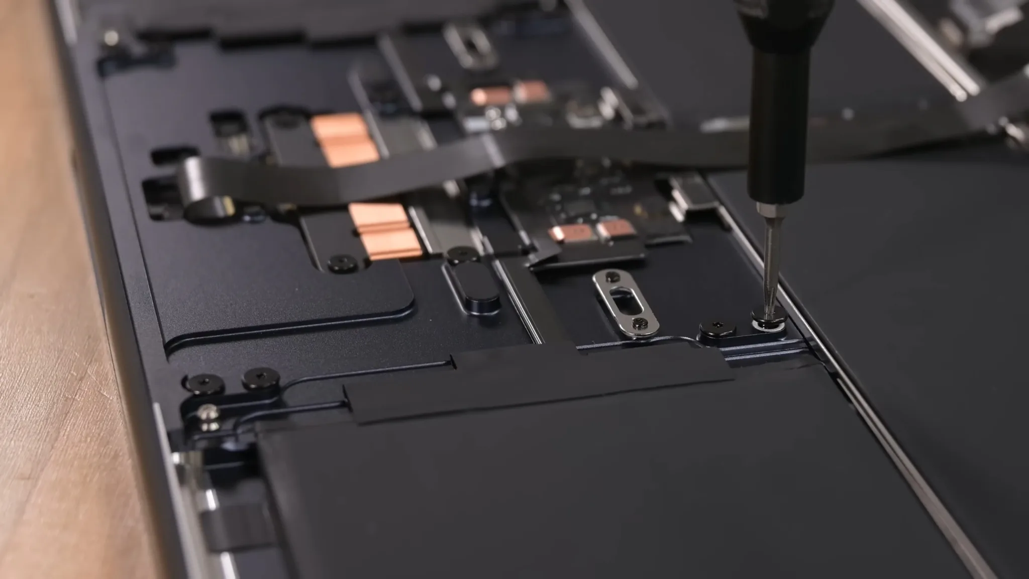 iFixit tháo tung MacBook Air M2 và chẳng có khác biệt nhiều bên trong