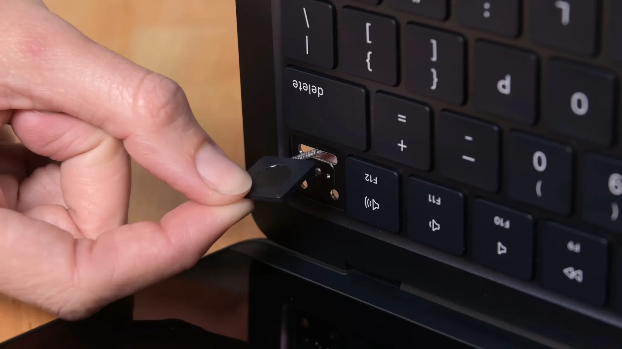 iFixit tháo tung MacBook Air M2 và chẳng có khác biệt nhiều bên trong