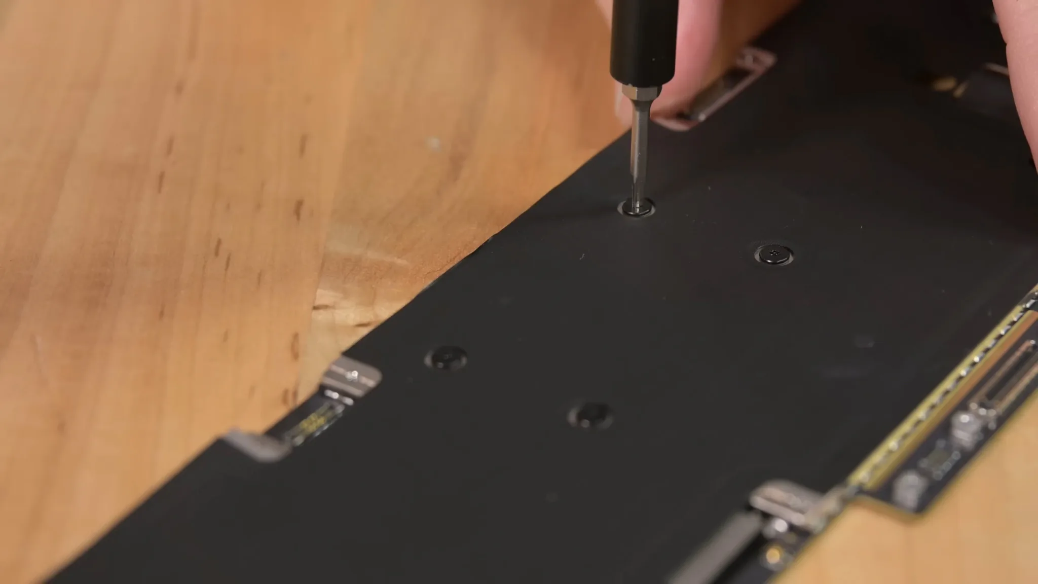iFixit tháo tung MacBook Air M2 và chẳng có khác biệt nhiều bên trong