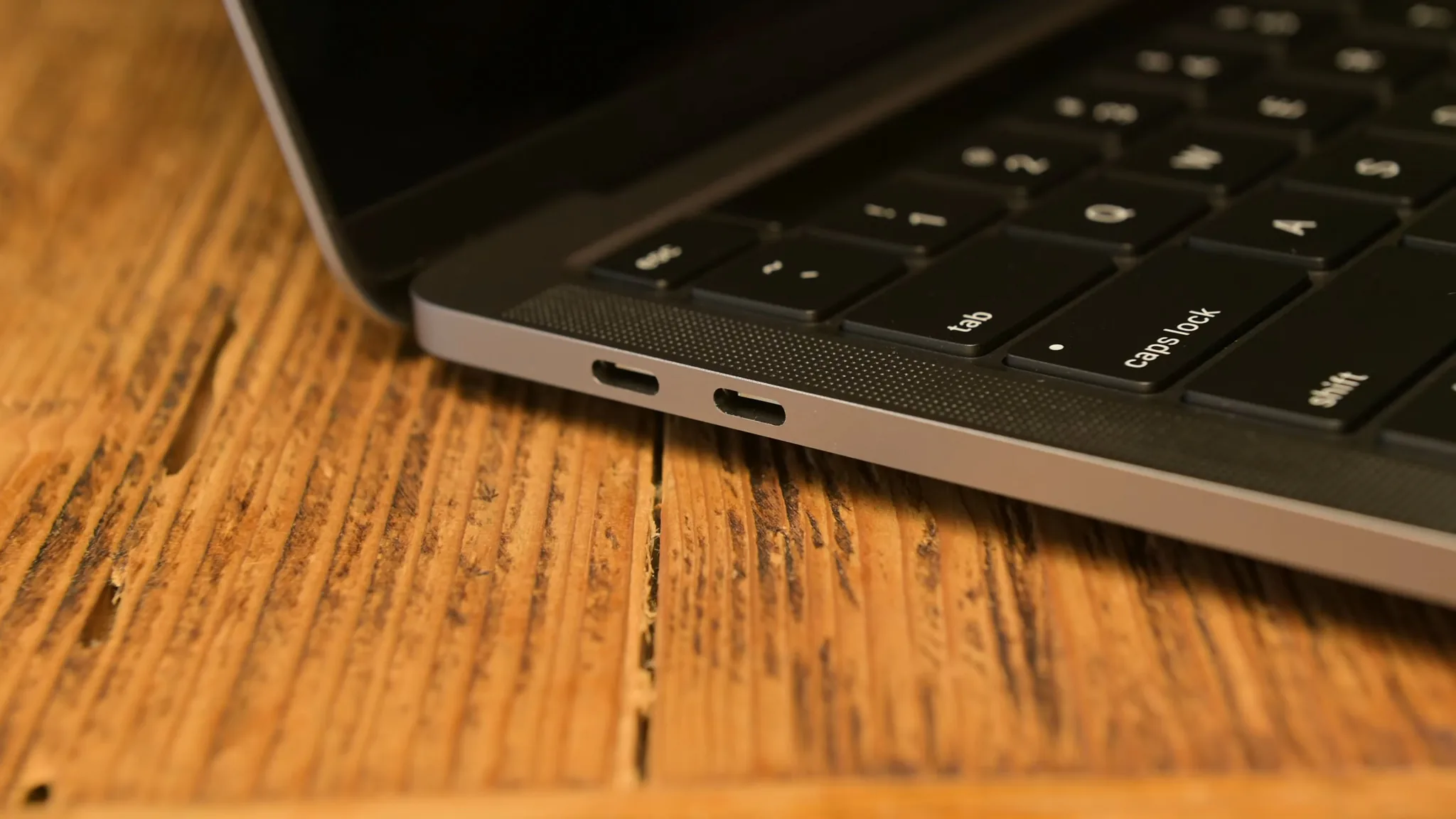 iFixit tháo tung MacBook Pro 13-inch M2 mới với một chút thay đổi bên trong