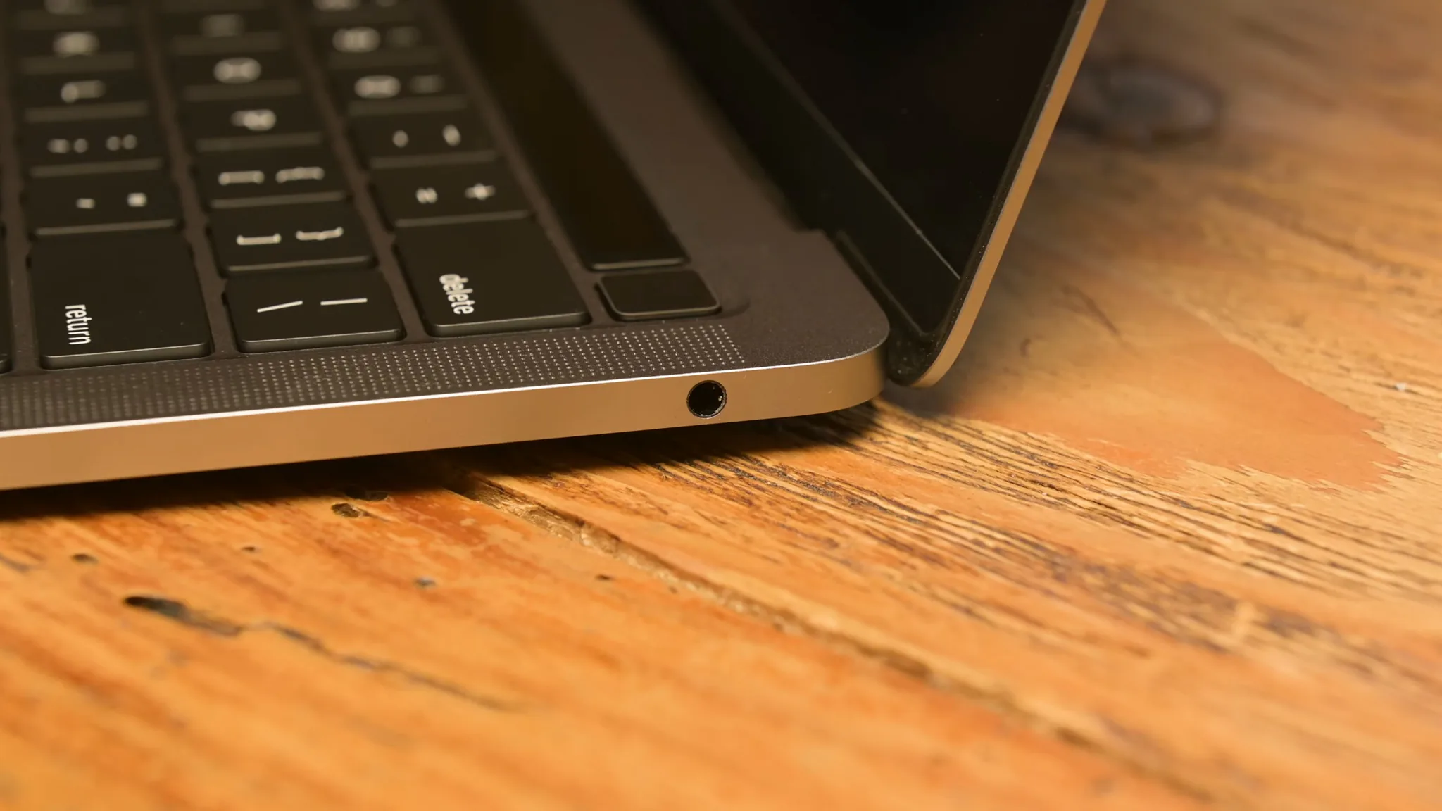 iFixit tháo tung MacBook Pro 13-inch M2 mới với một chút thay đổi bên trong